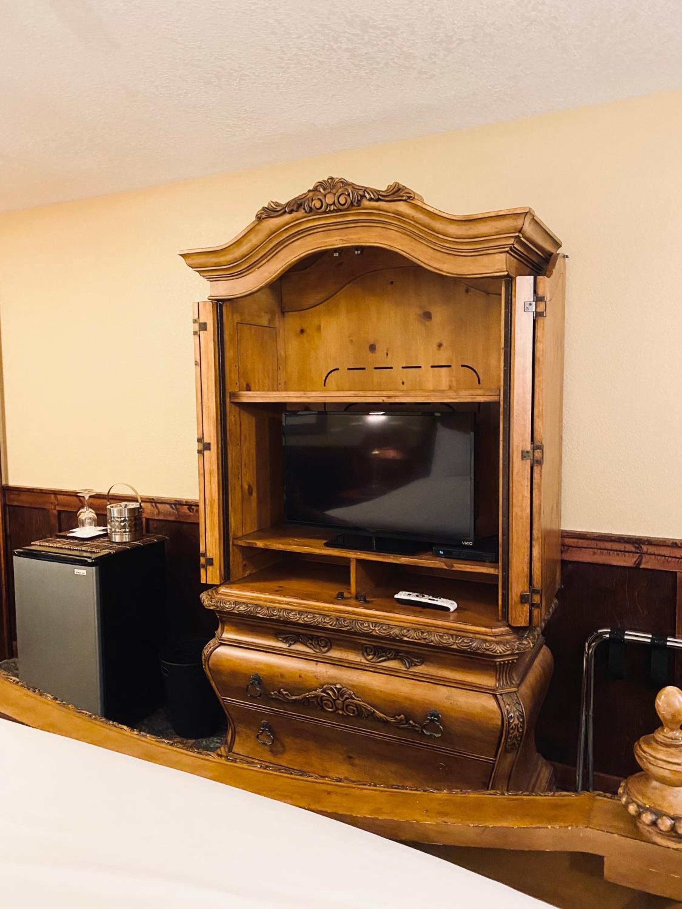 Standard King Room - Photo 12
