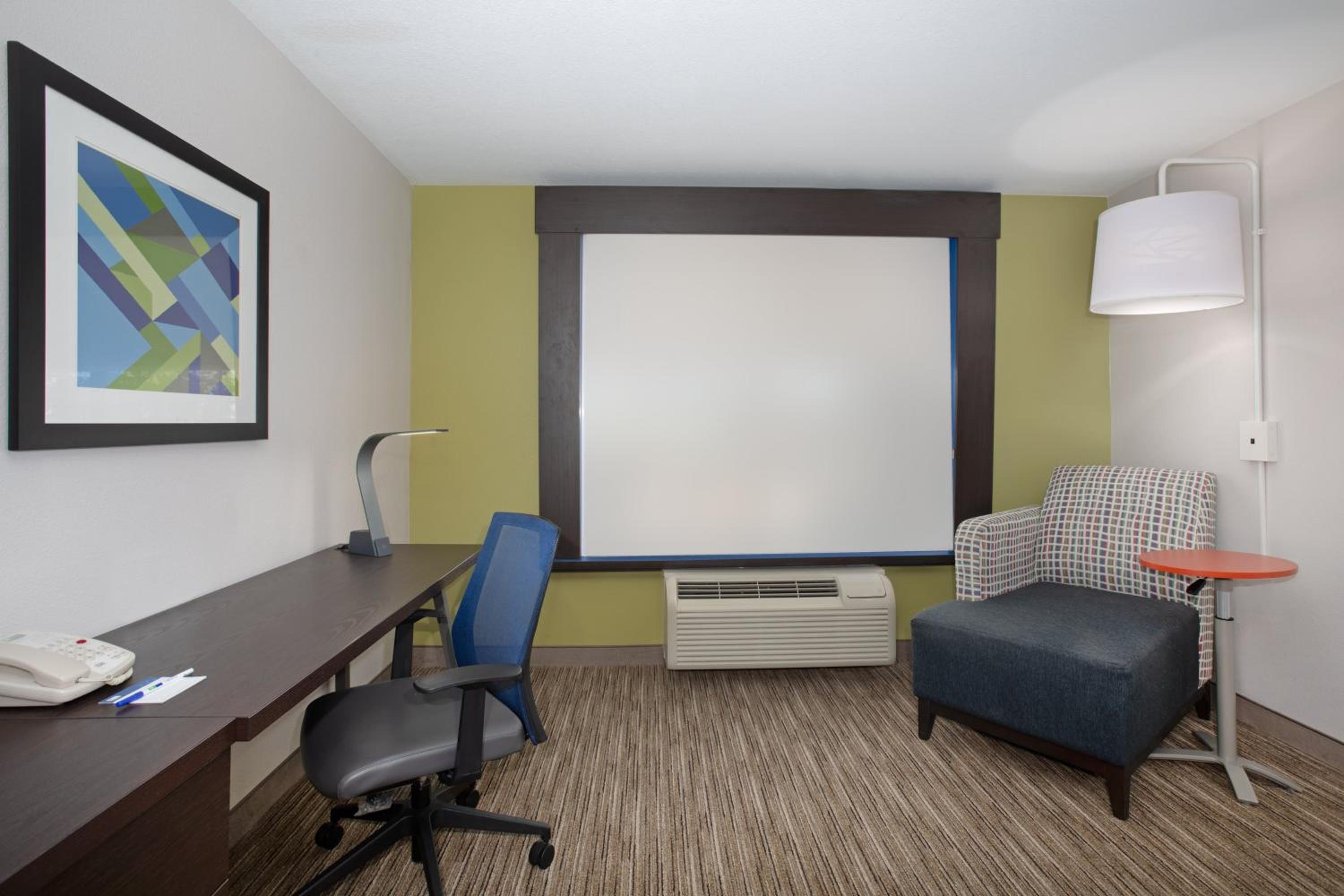 Standard King Room - Photo 8
