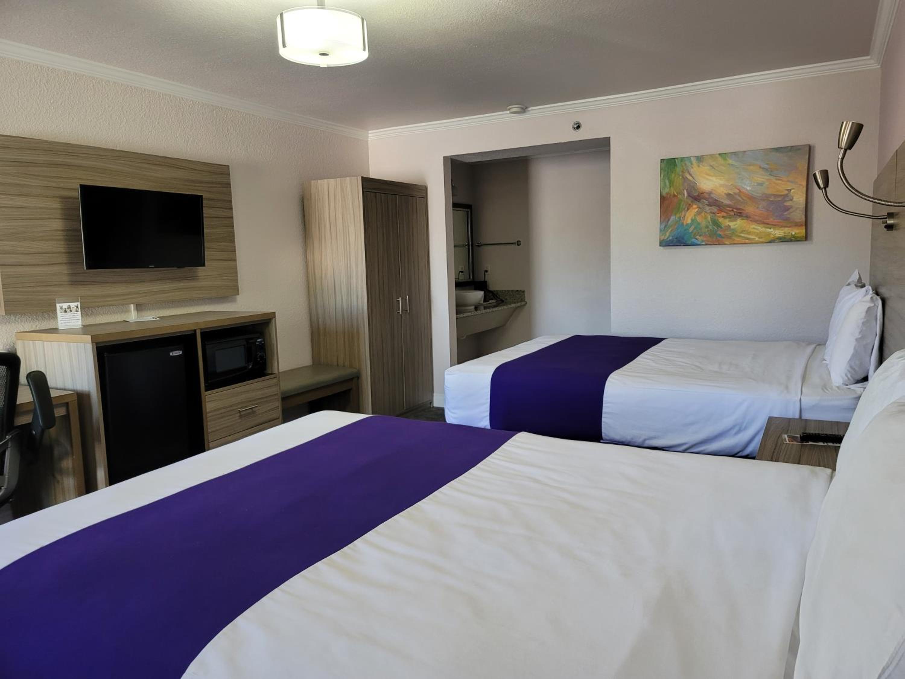 Queen Room with Two Queen Beds - Photo 2
