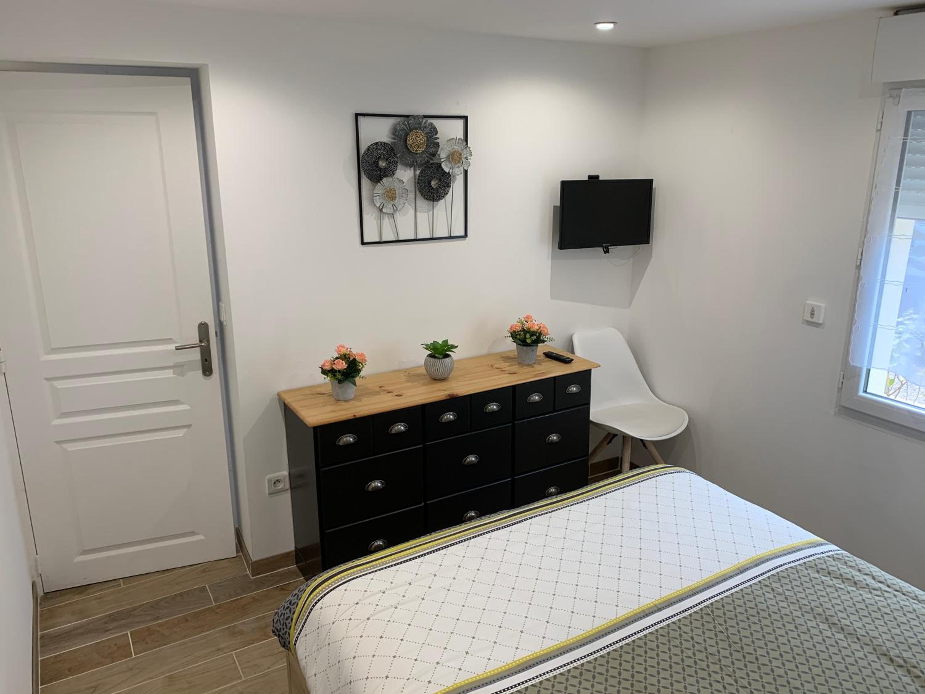 One-Bedroom Apartment photo 2