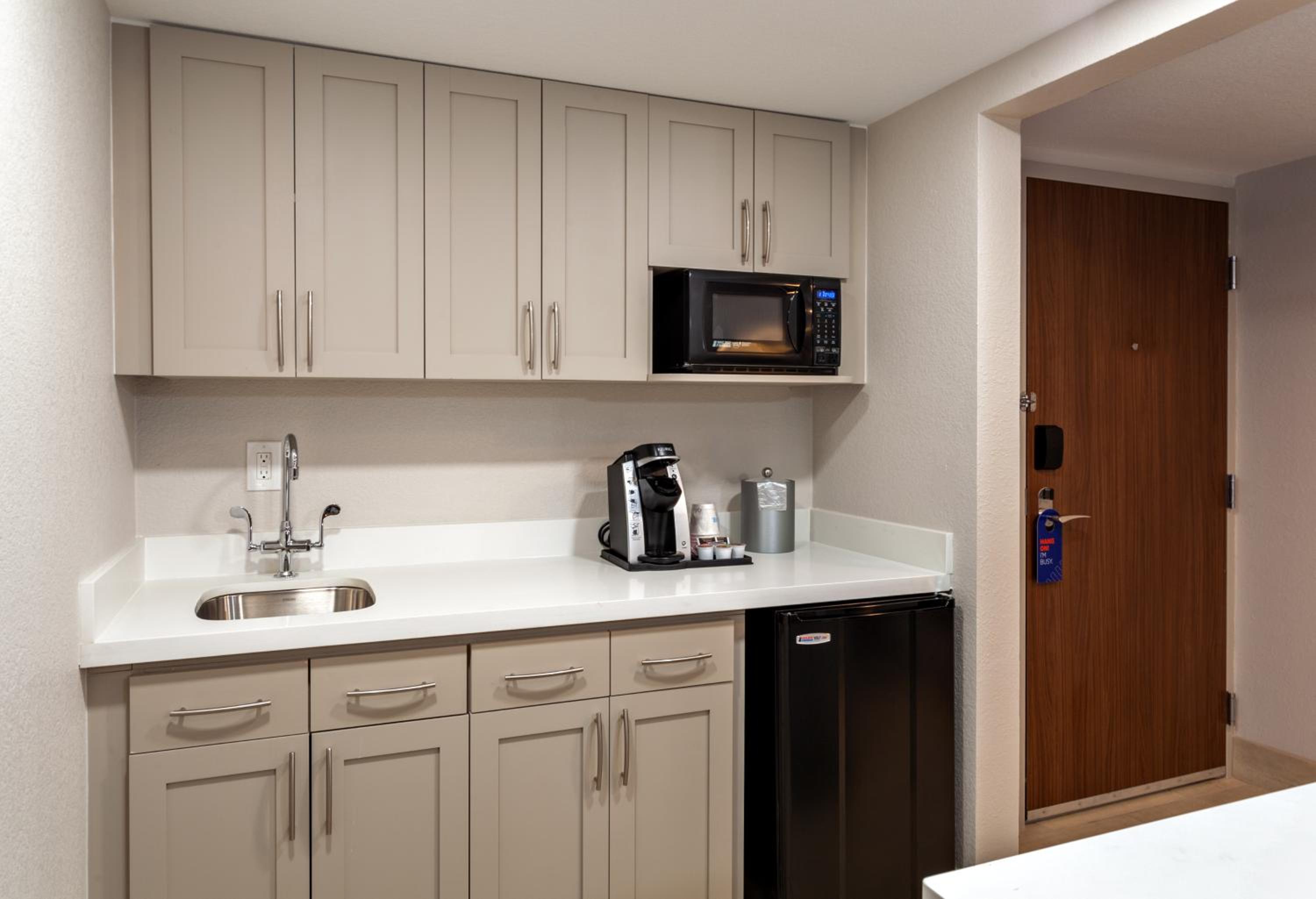 One-Bedroom Suite - Photo 2