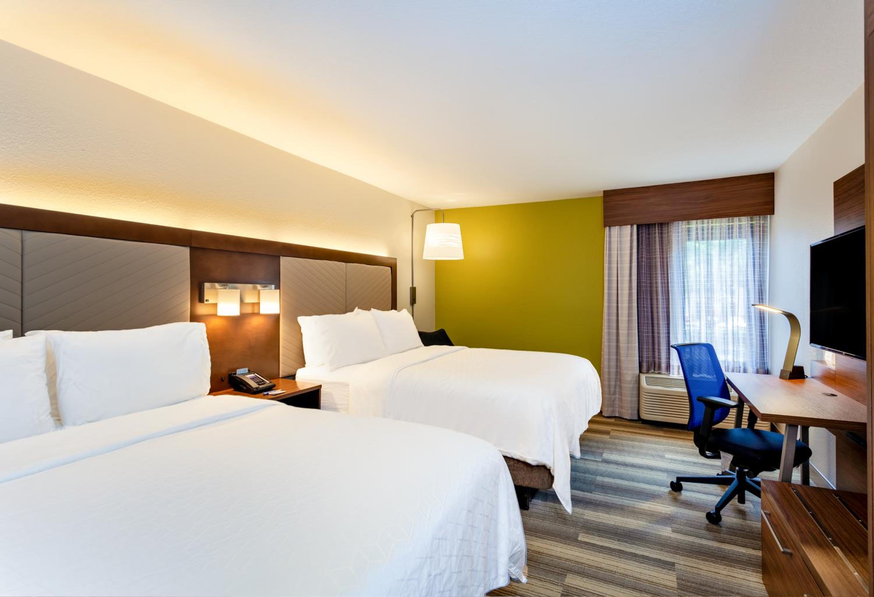 Standard Room with Two Queen Beds - Photo 1