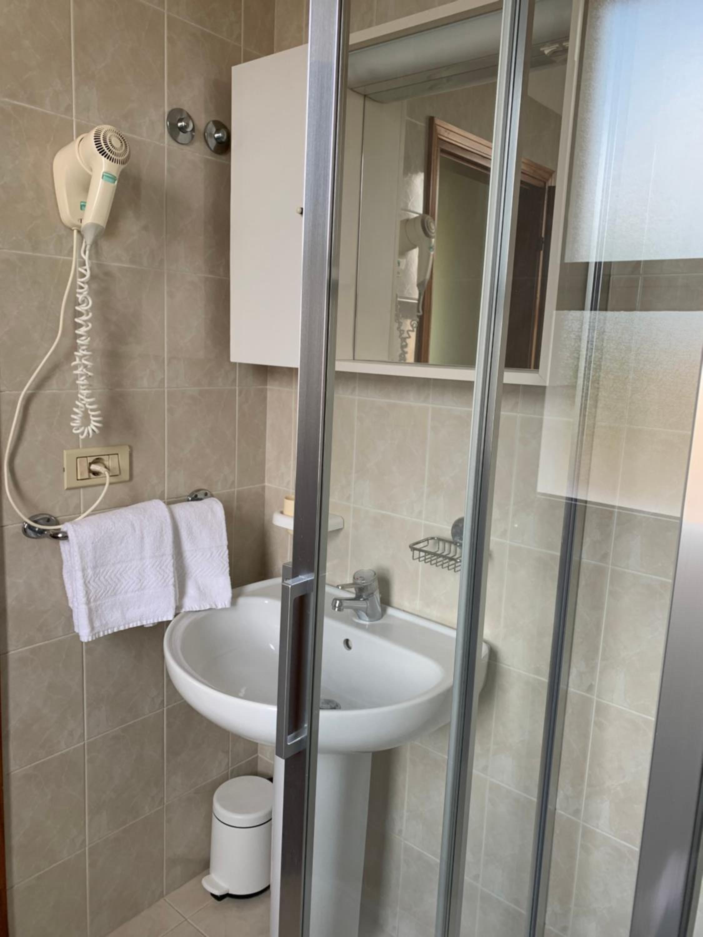 Double or Twin Room - Photo 7