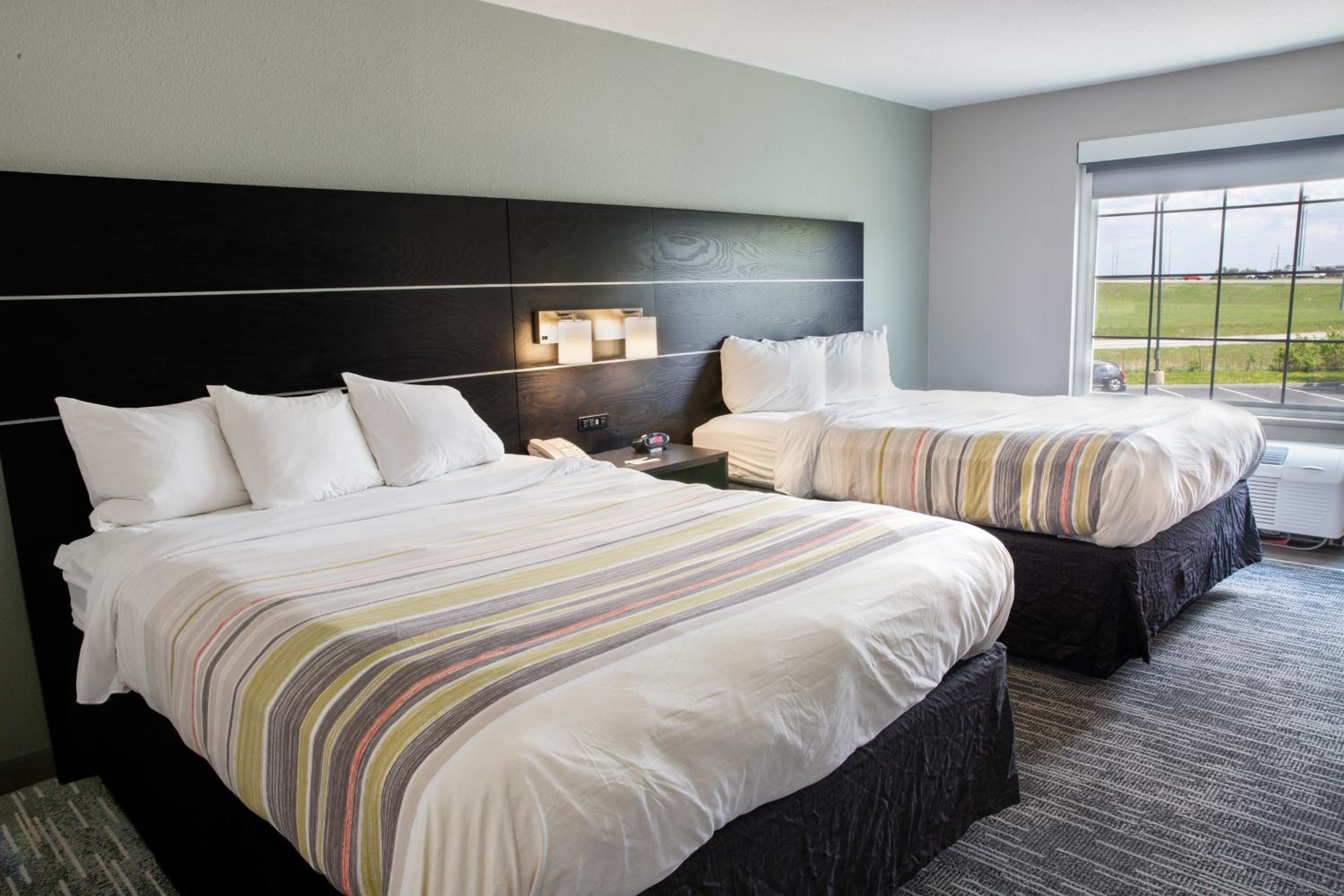 Queen Room with Two Queen Beds - Non-Smoking - Photo 4