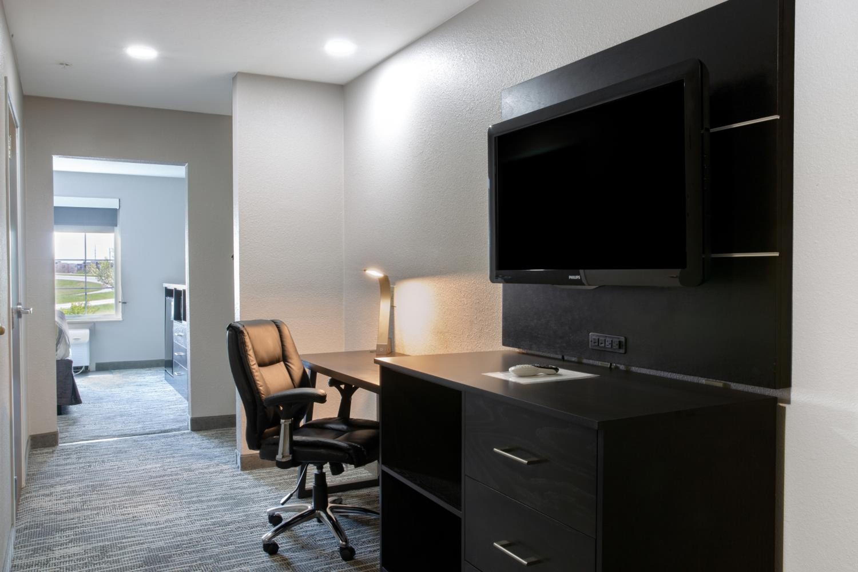 One-Bedroom King Suite - Photo 2
