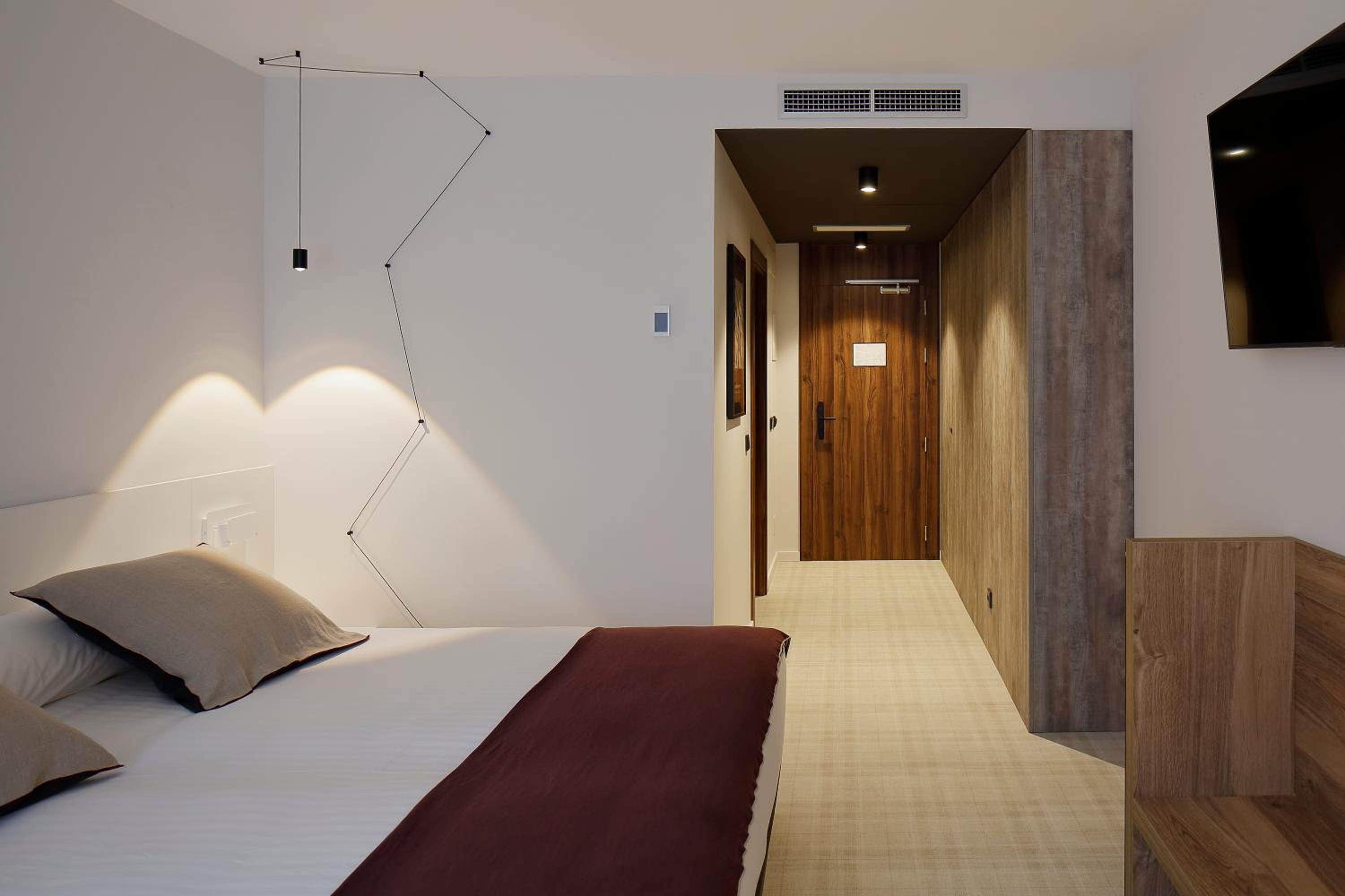 Standard Double or Twin Room - Photo 20