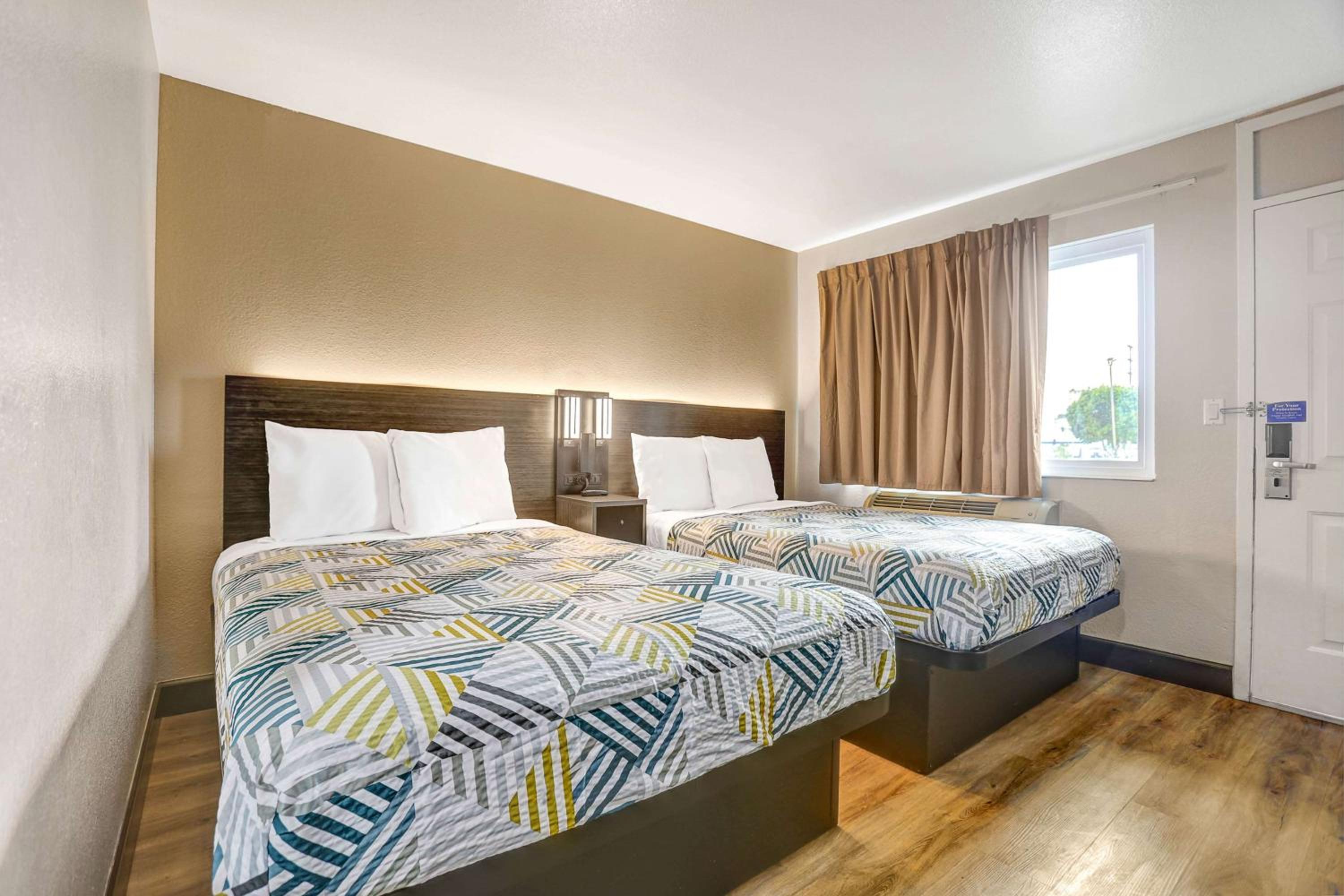 2 Full Beds | Smoking, Mini Fridge
