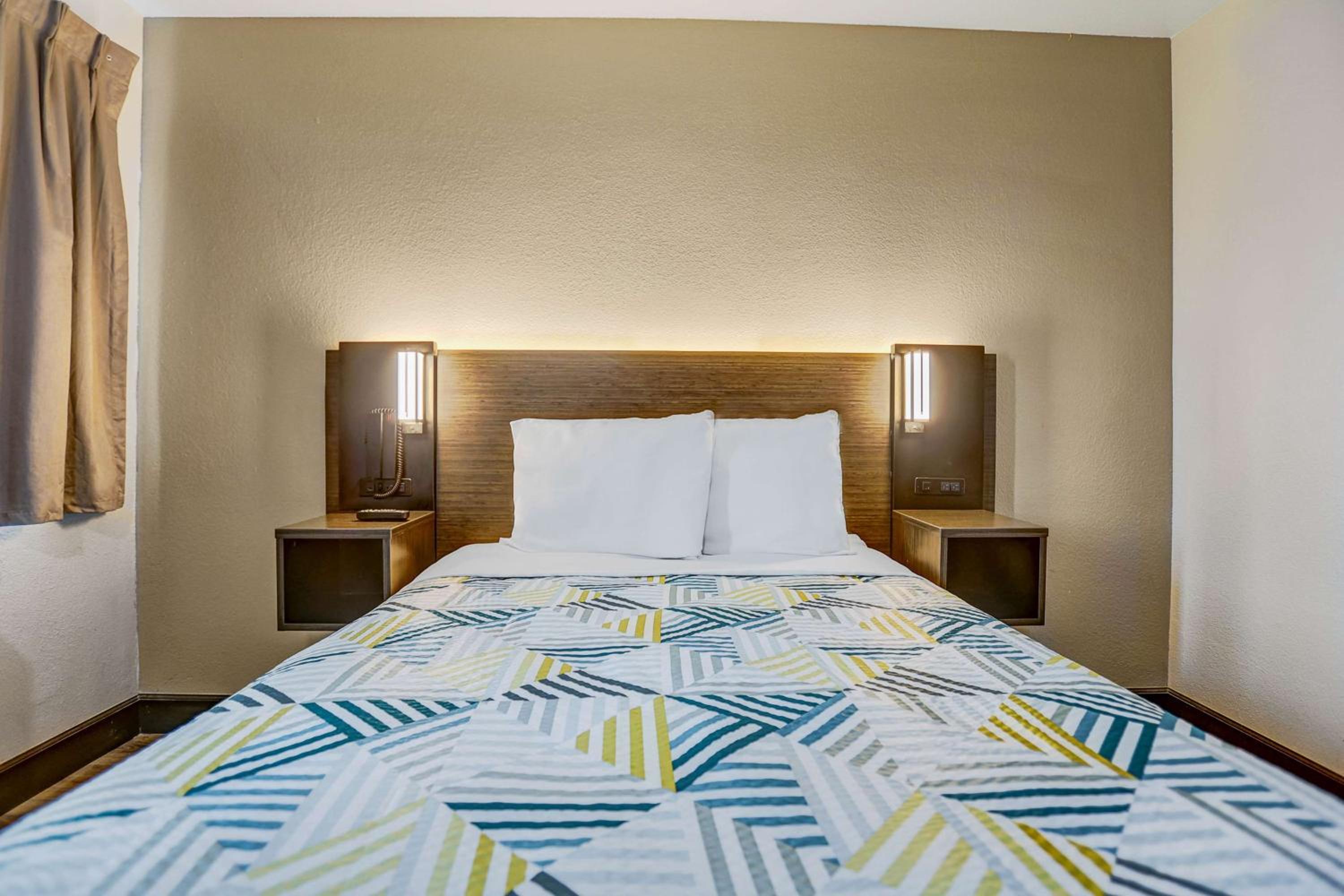 1 Full Bed | ADA/RI Shower/Deluxe