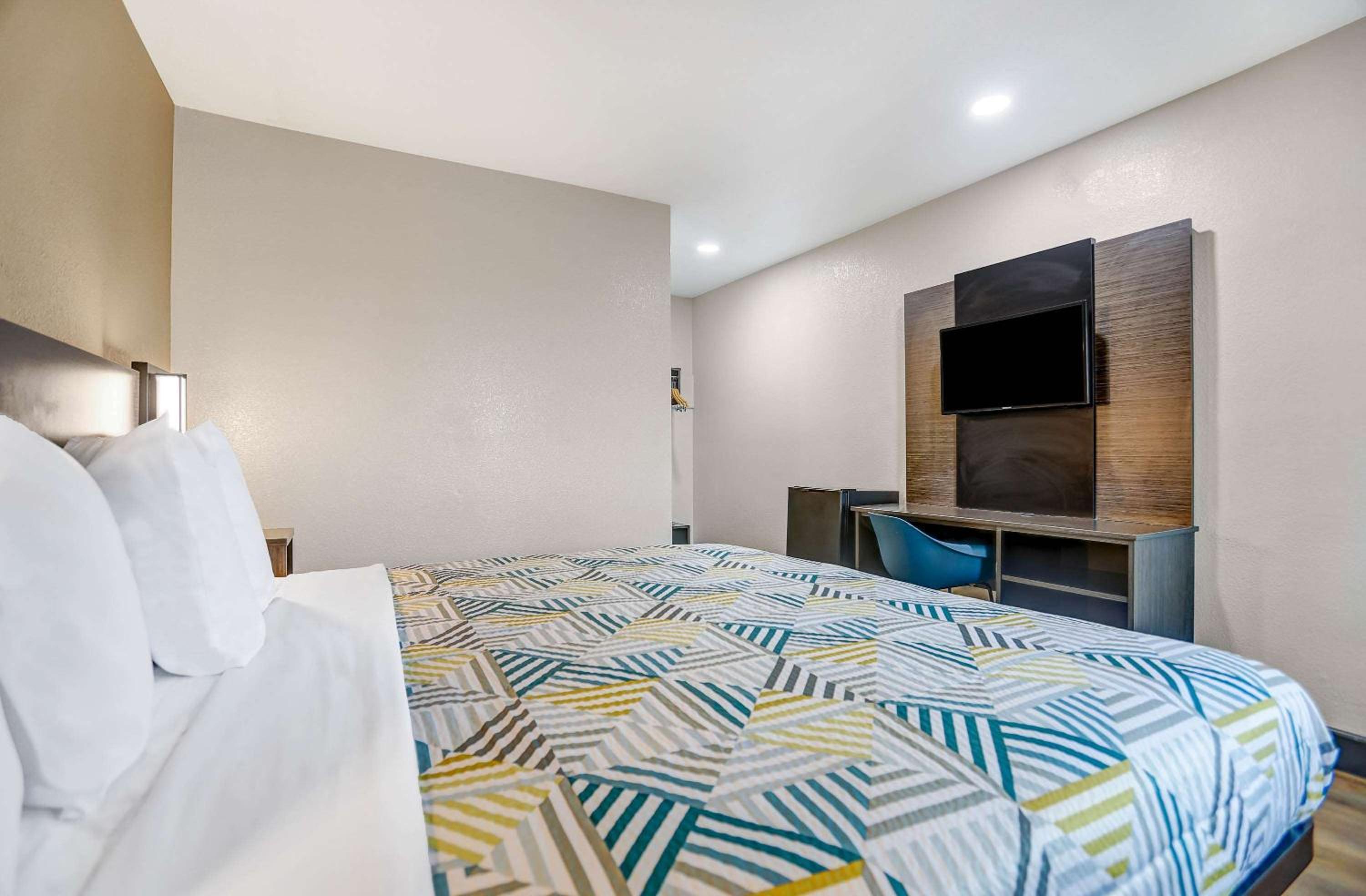 1 King Bed | Mini Fridge