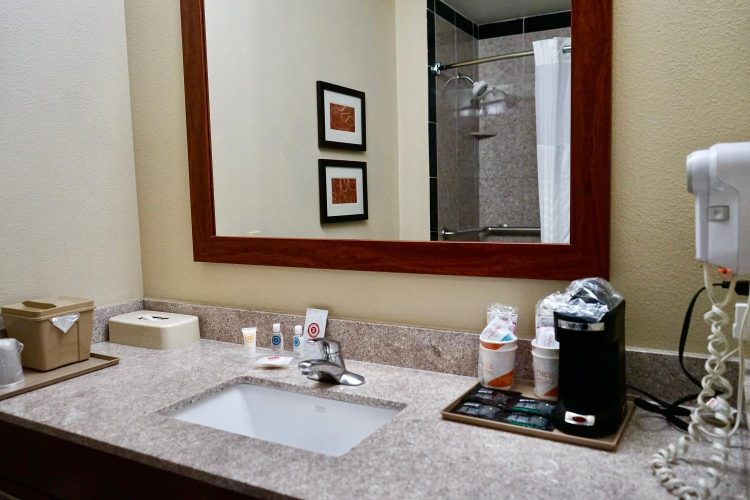King Suite - Non-Smoking - Photo 3