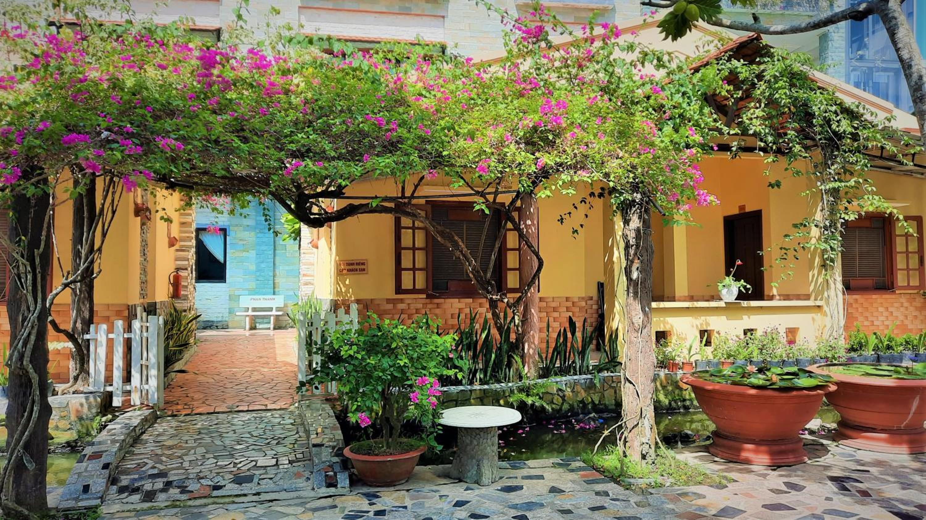 Bungalow with Garden View - Photo 4