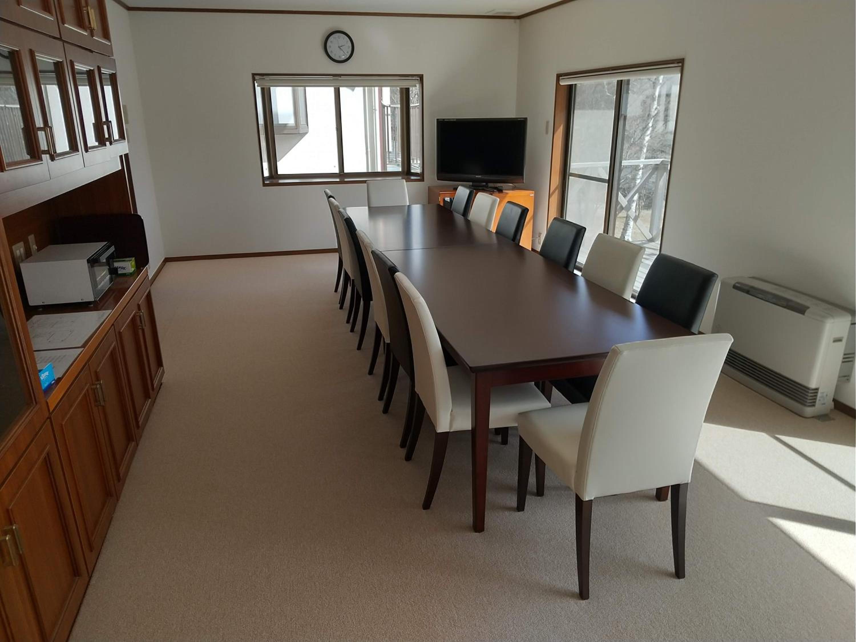 Six-Bedroom House photo 3