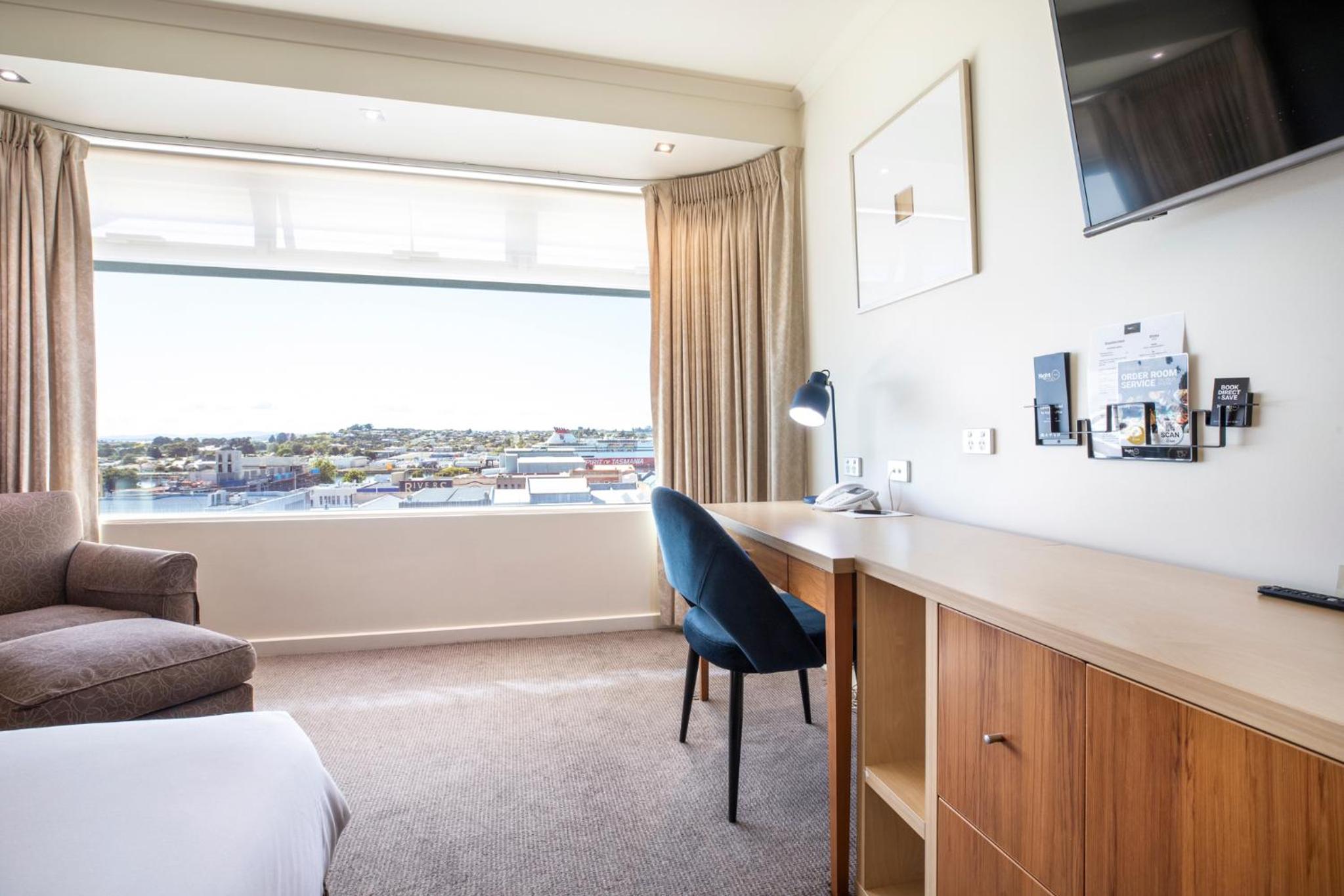 Deluxe King Room with Spa Bath - Photo 2