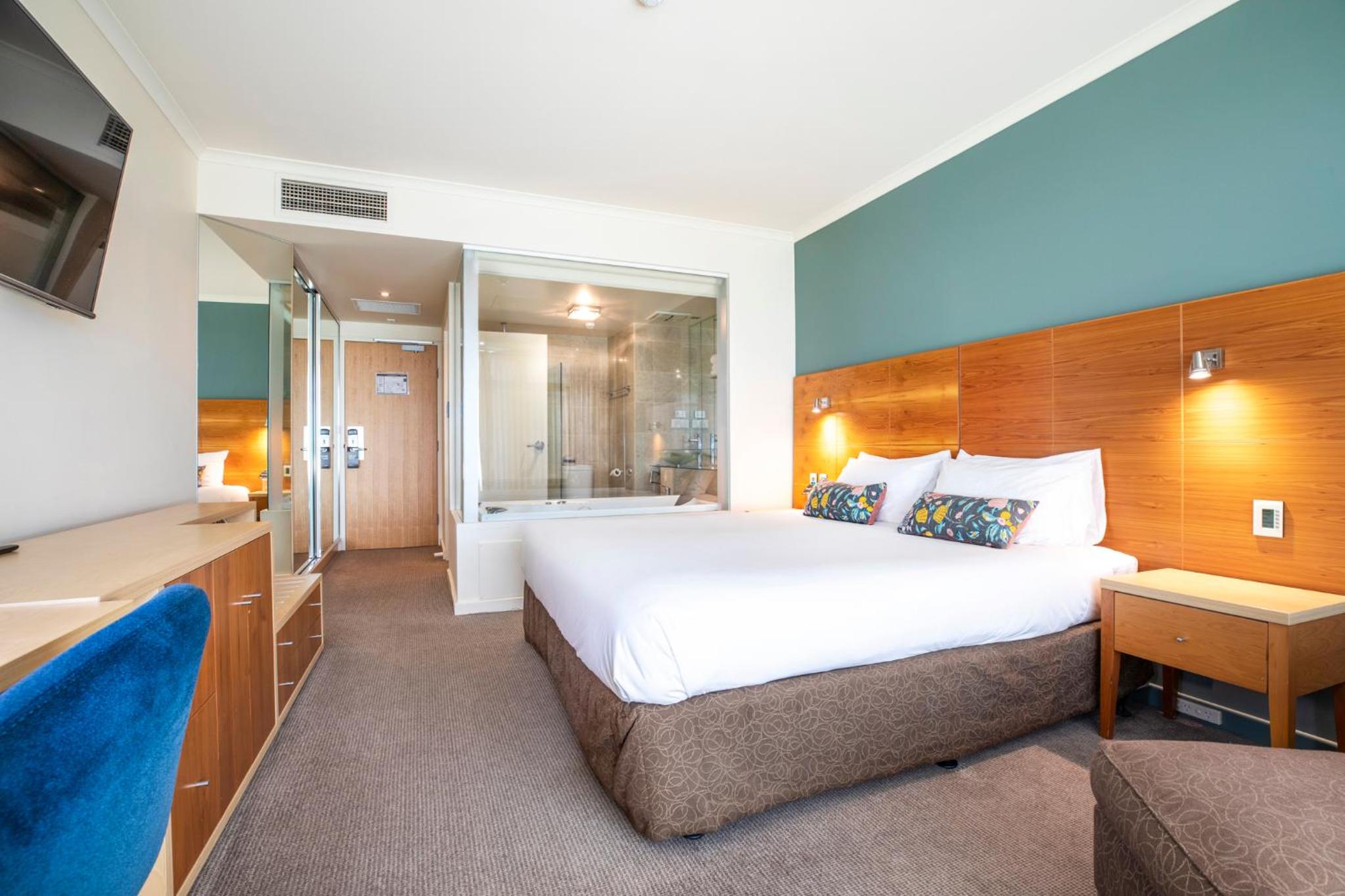 Deluxe King Room with Spa Bath - Photo 3