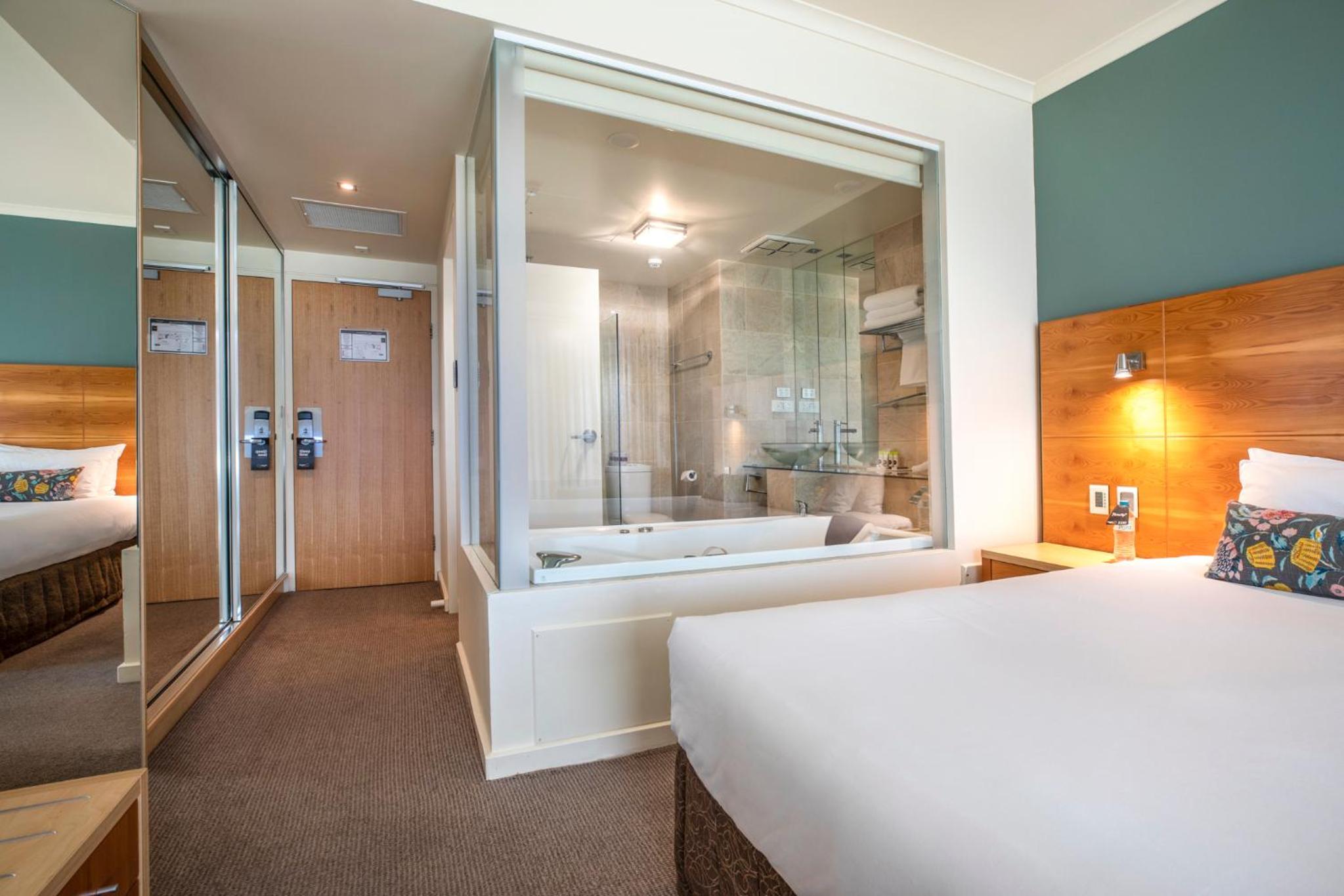 Deluxe King Room with Spa Bath - Photo 4