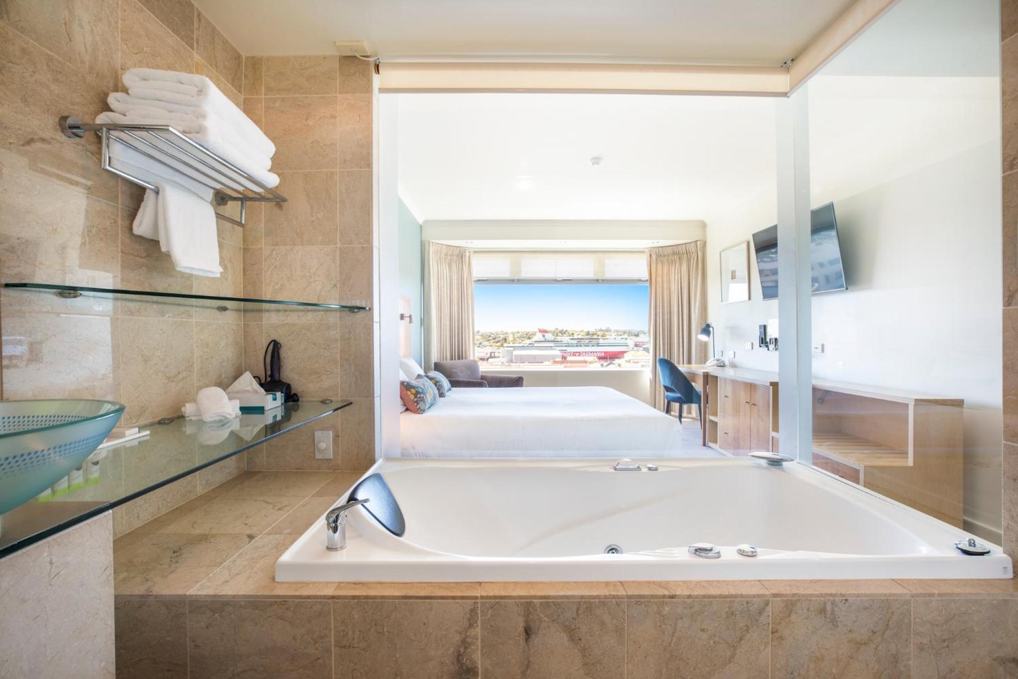 Deluxe King Spa Room with River View - Photo 2