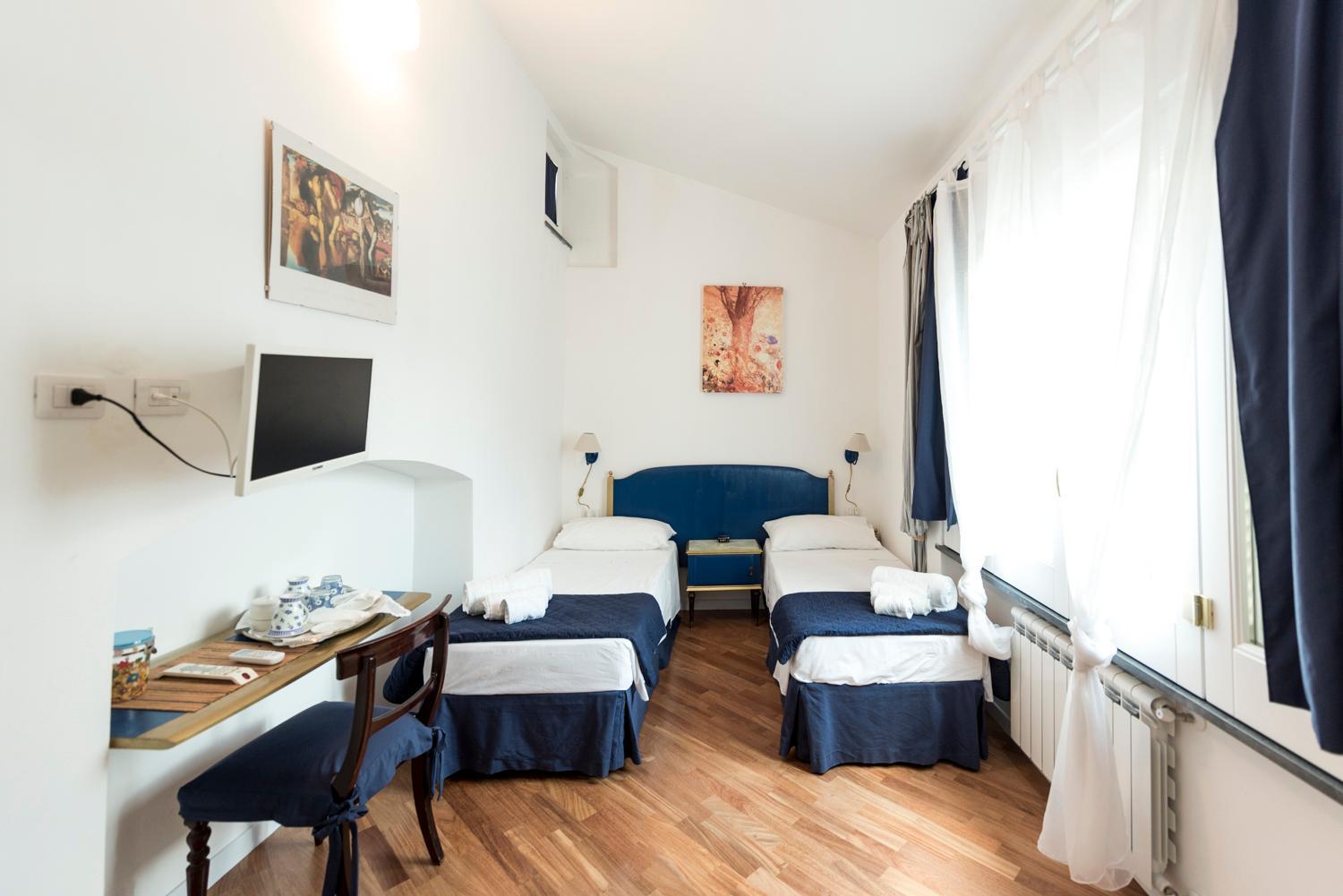 Large Double or Twin Room - Photo 1
