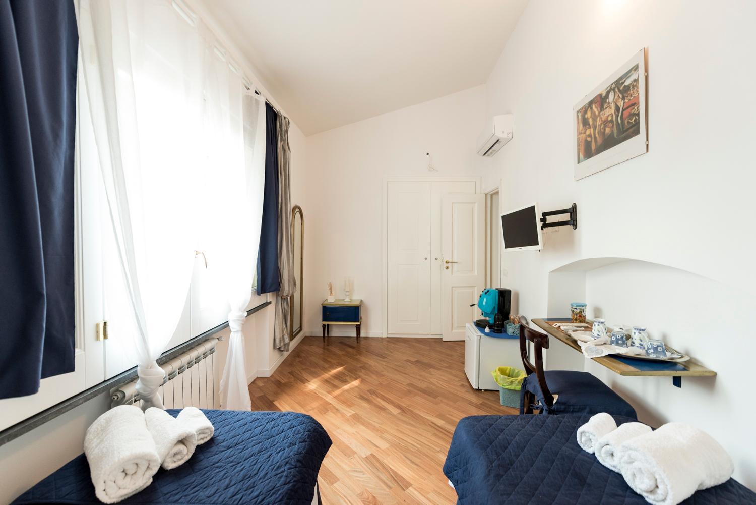 Large Double or Twin Room - Photo 17