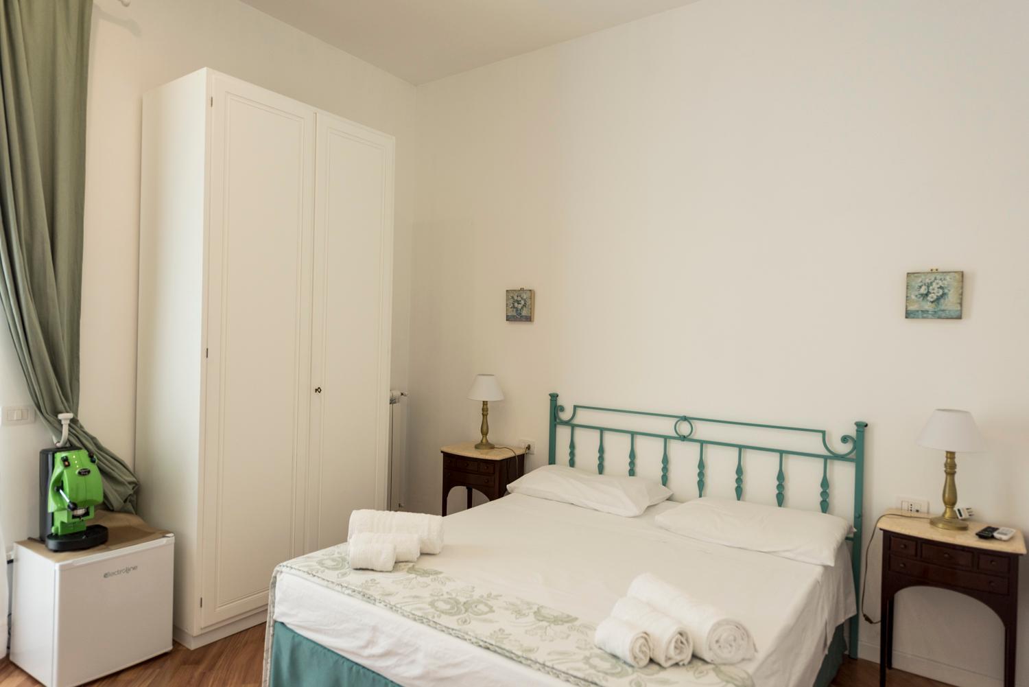 Double Room with Balcony - Photo 30