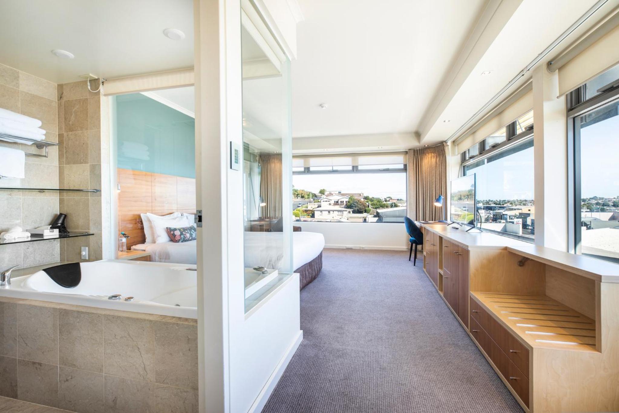 Deluxe King Room with Spa Bath - Photo 1