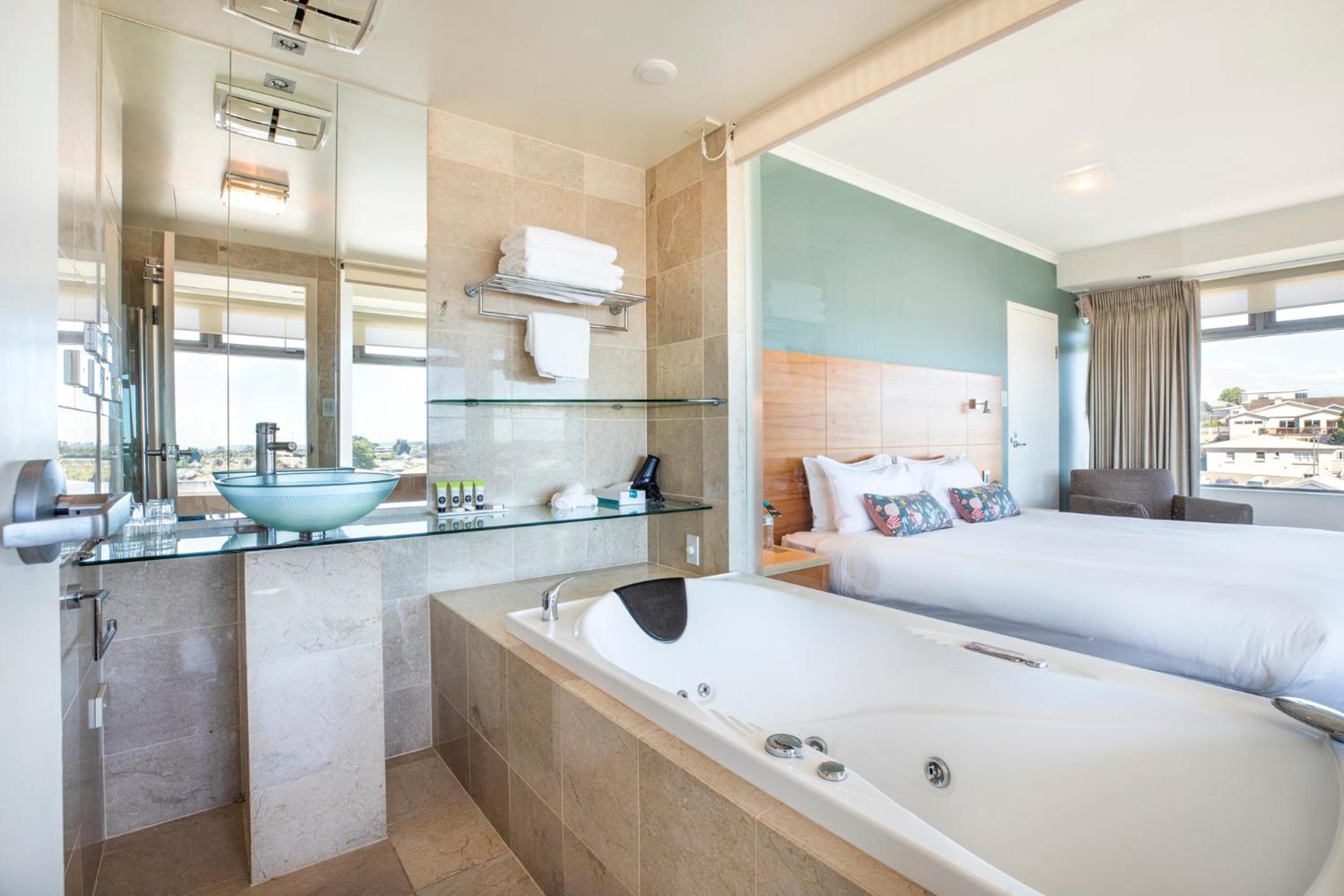 Deluxe King Room with Spa Bath - Photo 7