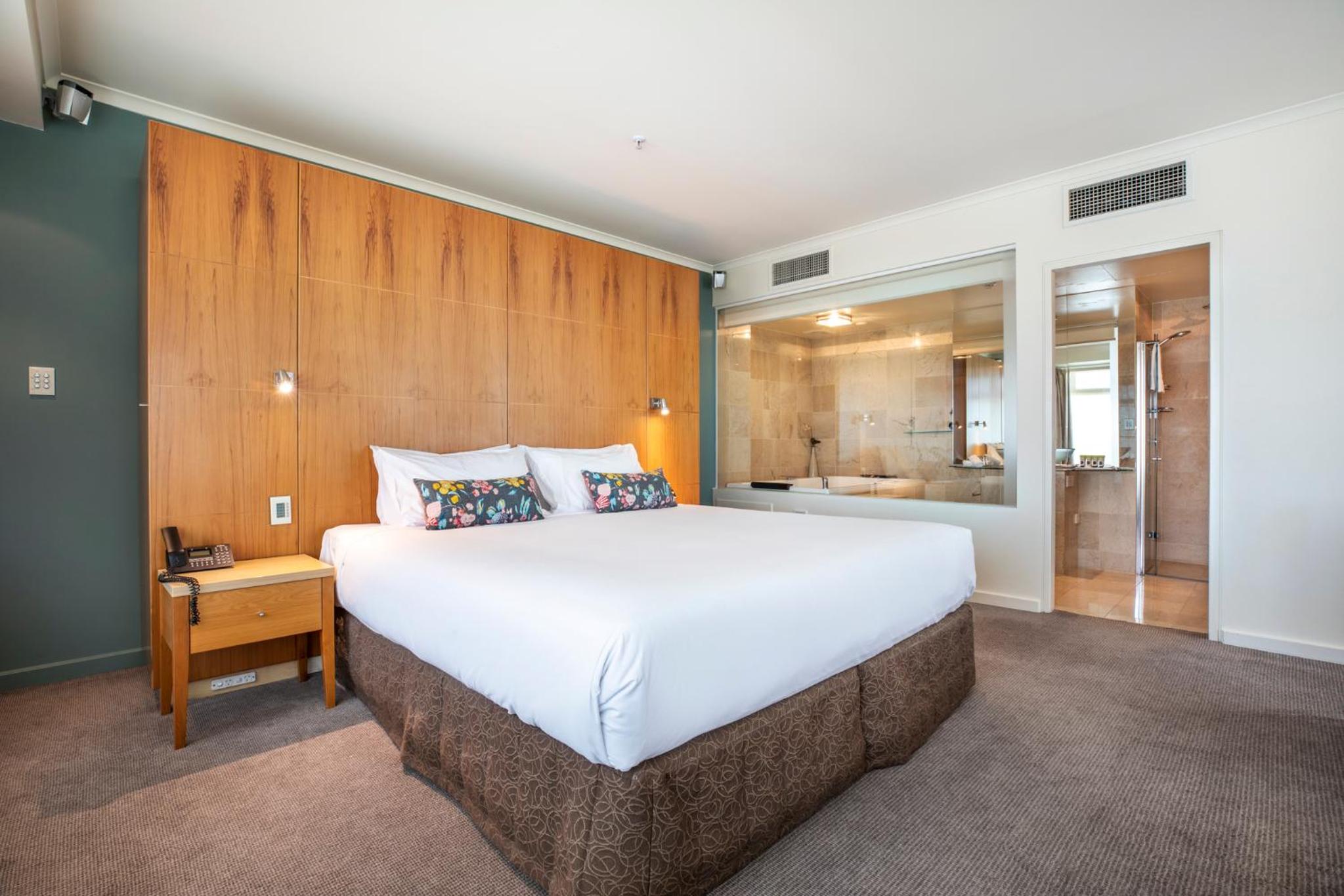 Premium King Room with Spa Bath - Photo 4