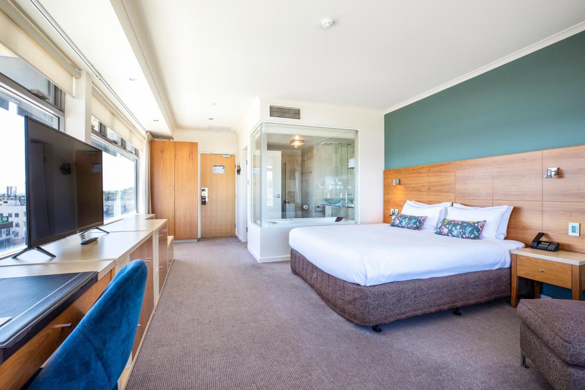 Deluxe King Room with Spa Bath - Photo 6