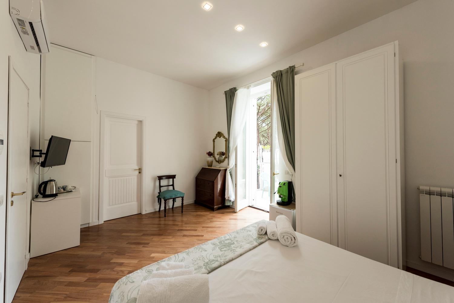 Double Room with Balcony - Photo 12