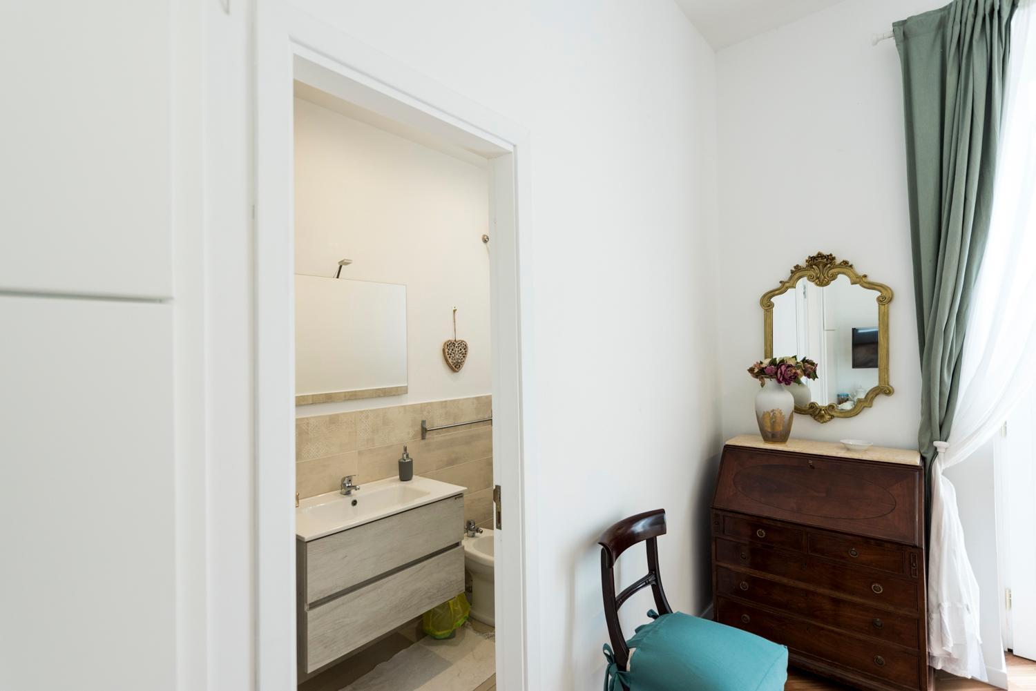 Double Room with Balcony - Photo 11
