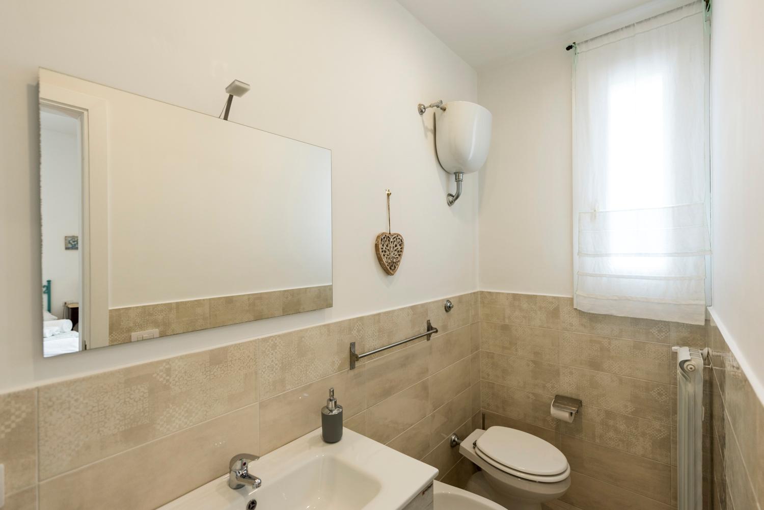 Double Room with Balcony - Photo 10