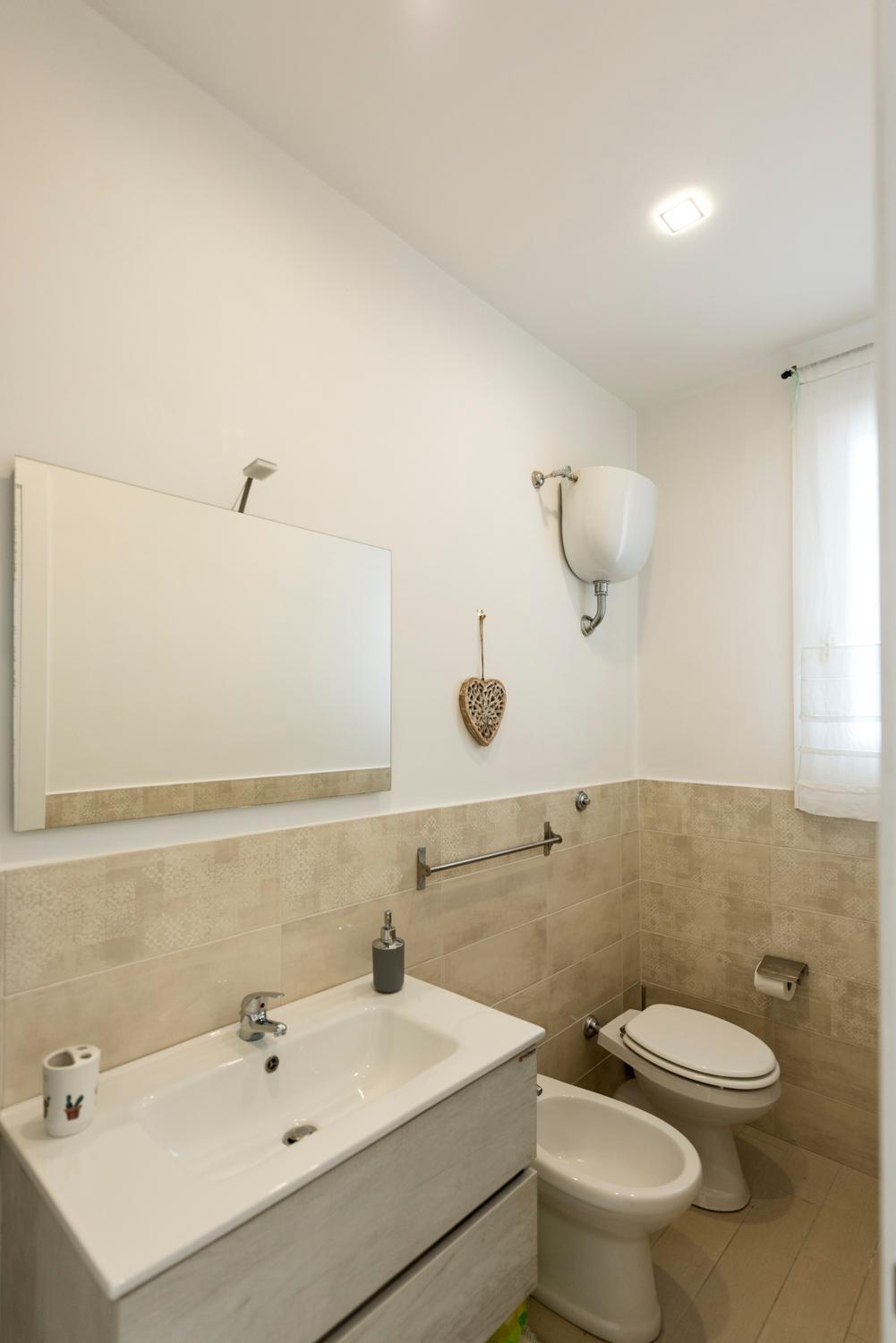 Double Room with Balcony - Photo 9