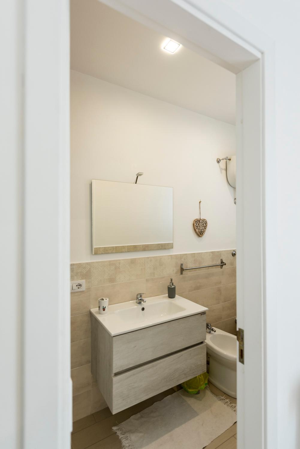Double Room with Balcony - Photo 8