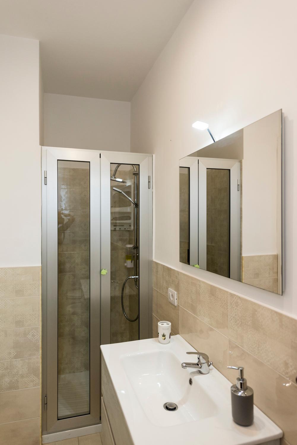 Double Room with Balcony - Photo 6