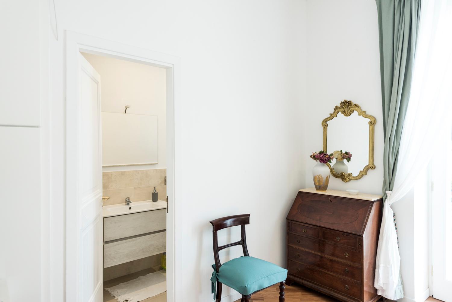 Double Room with Balcony - Photo 5