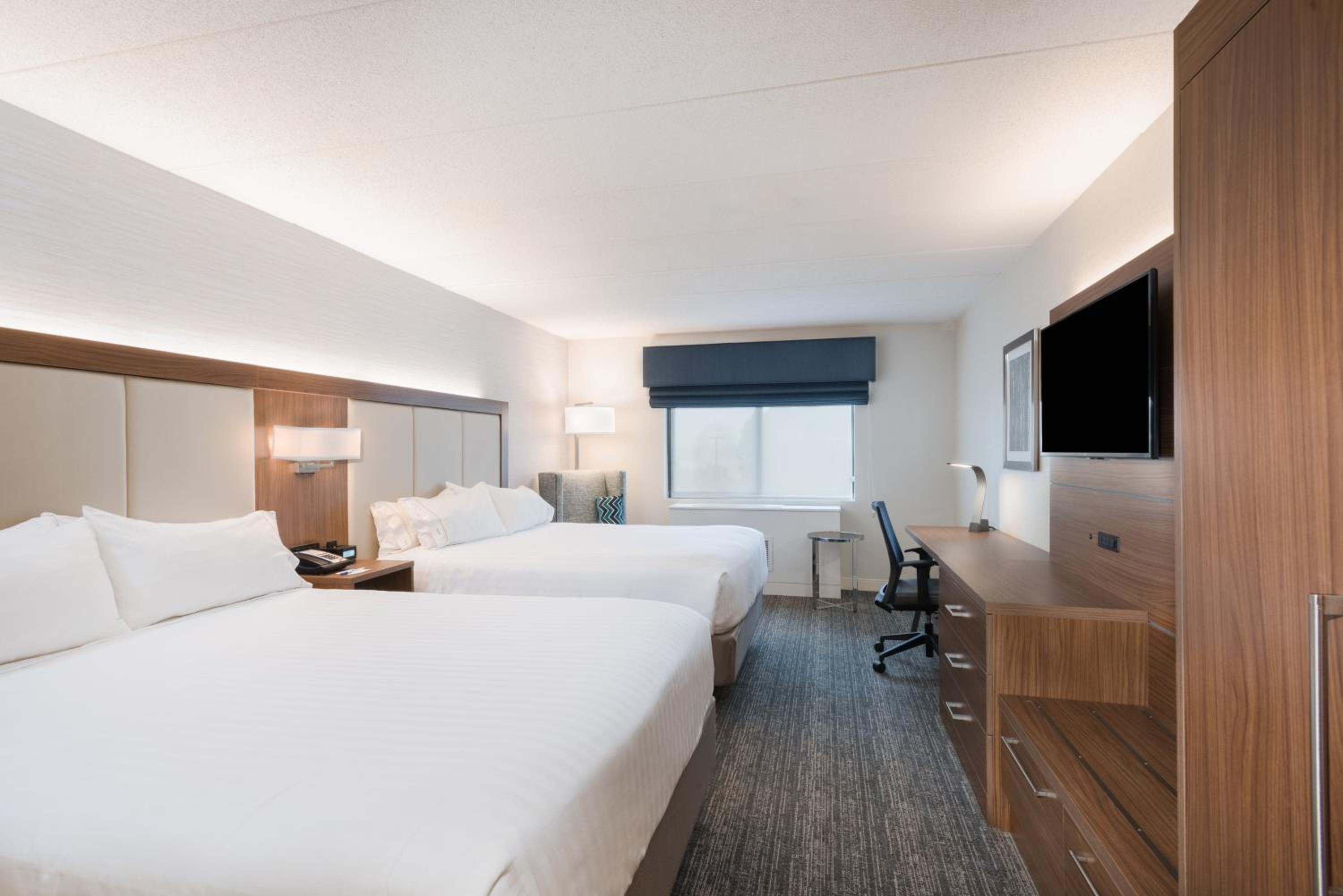 Standard Room with Two Queen Beds - Photo 3