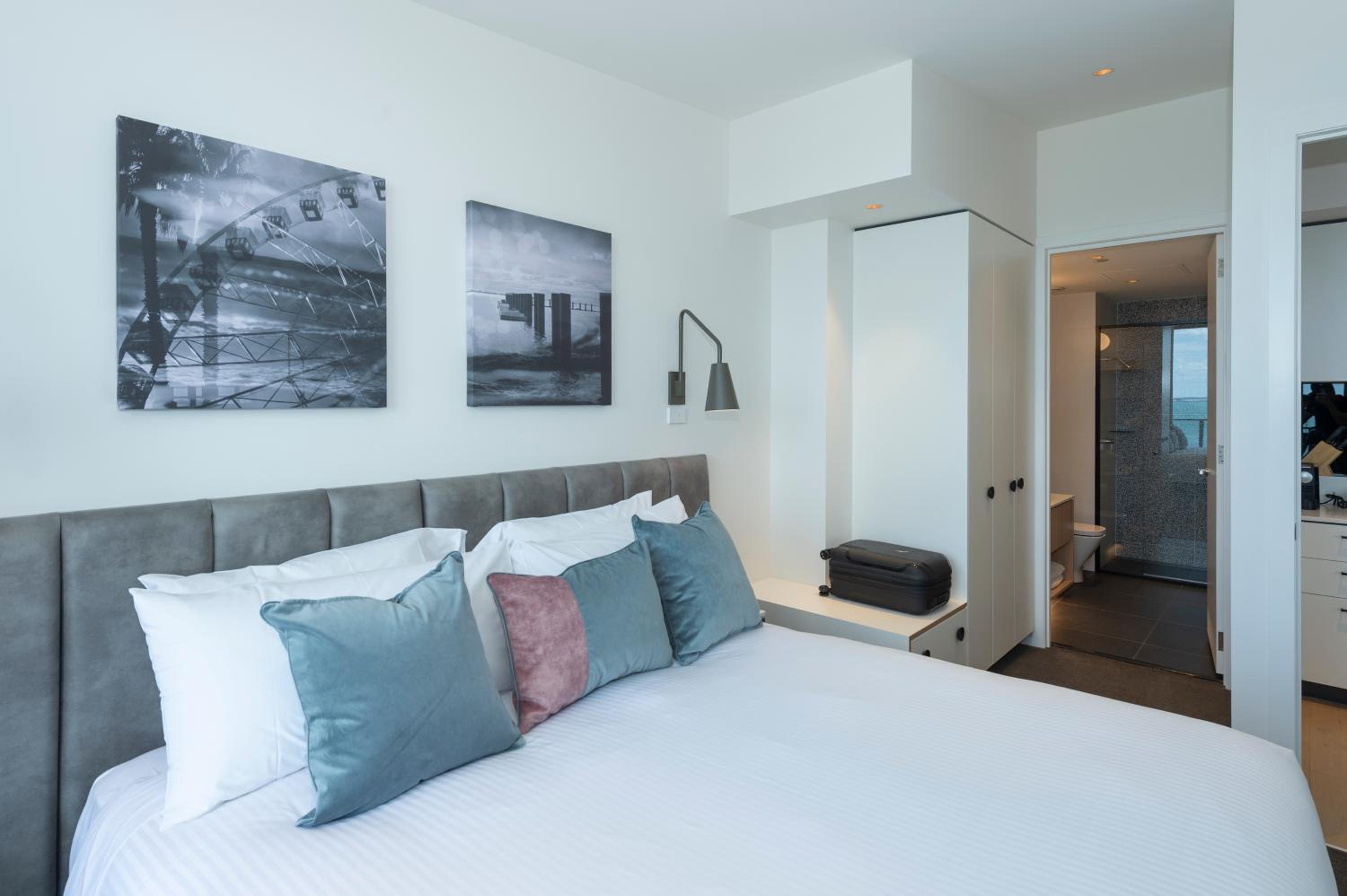 Two-Bedroom Apartment with Ocean View - Photo 7