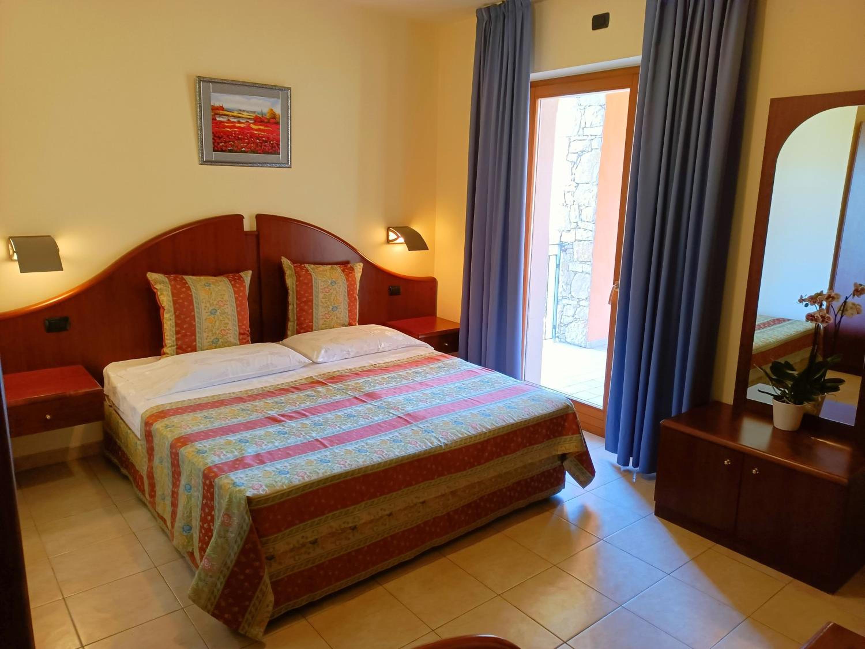 Deluxe Double Room with Lake and Pool View