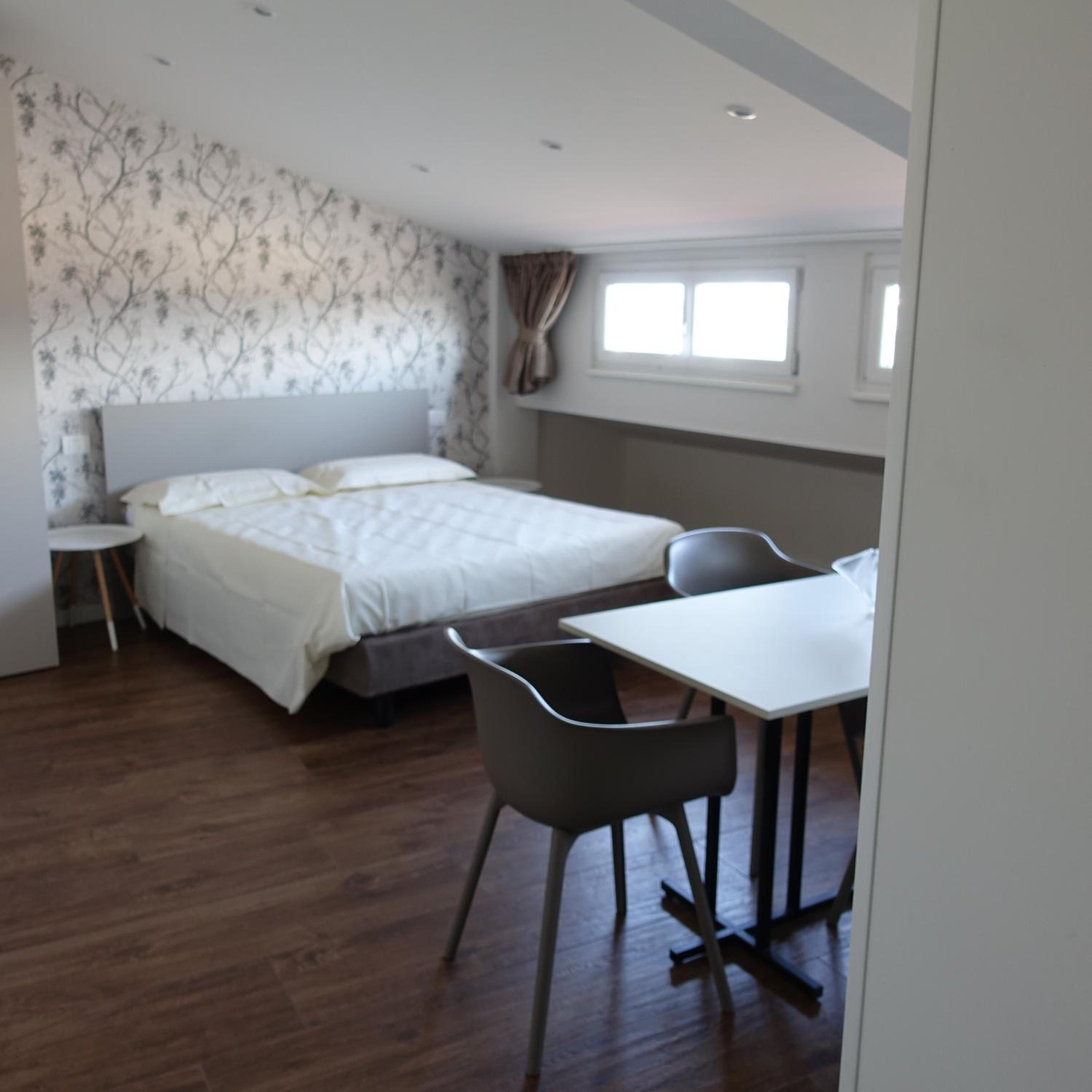 One-Bedroom Apartment - Photo 2