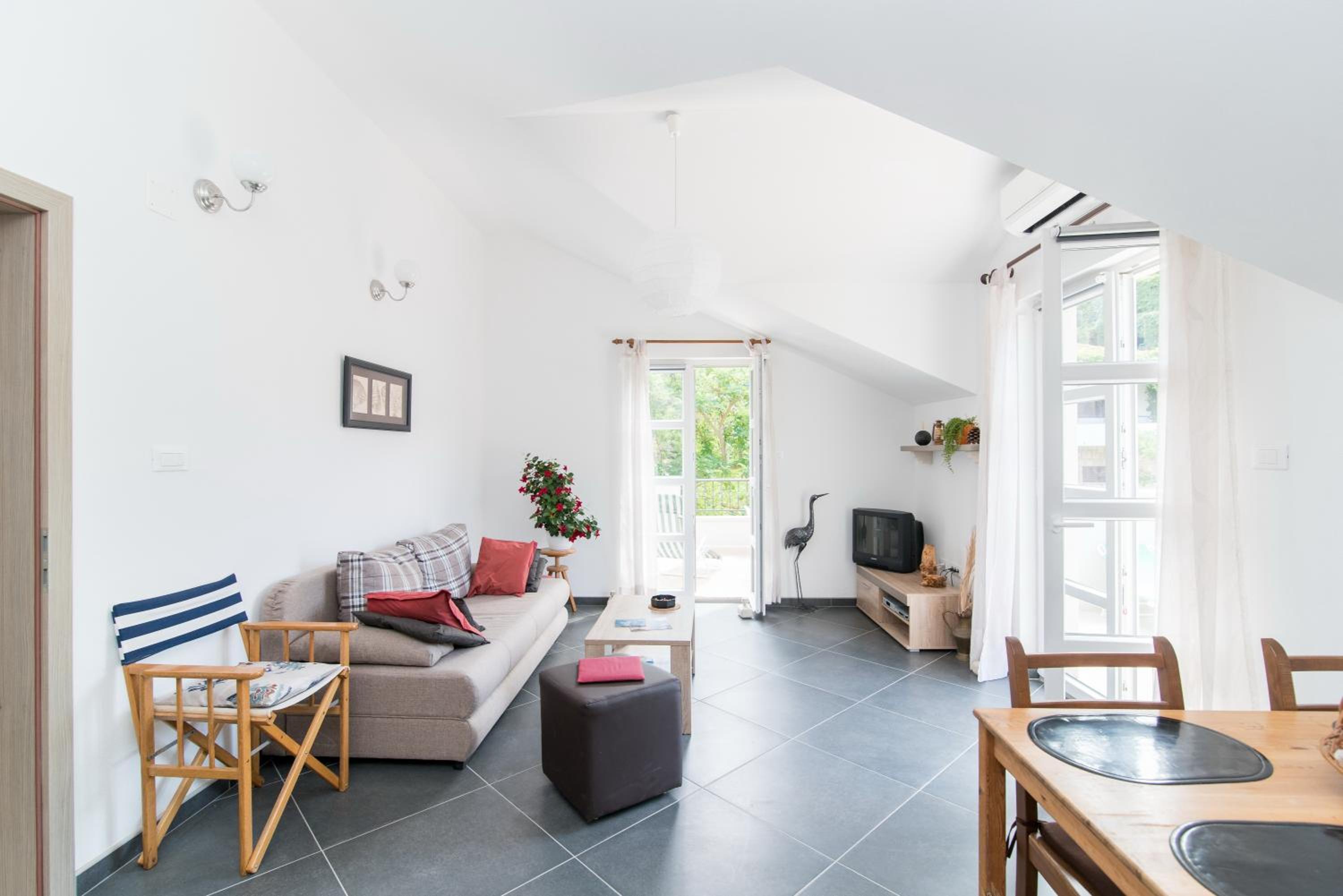 One-Bedroom Apartment with Terrace photo 1