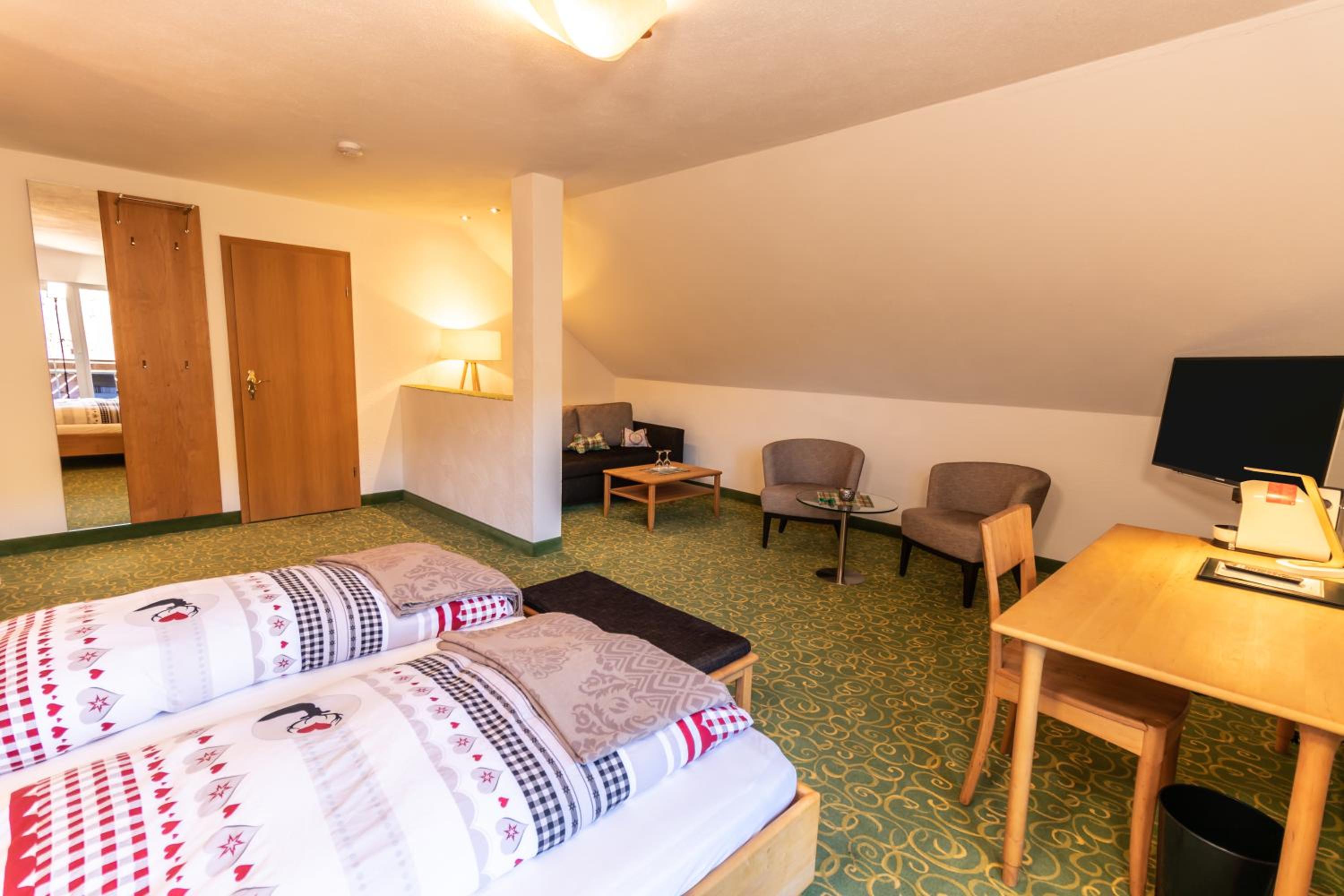 Double Room with Balcony - Photo 3