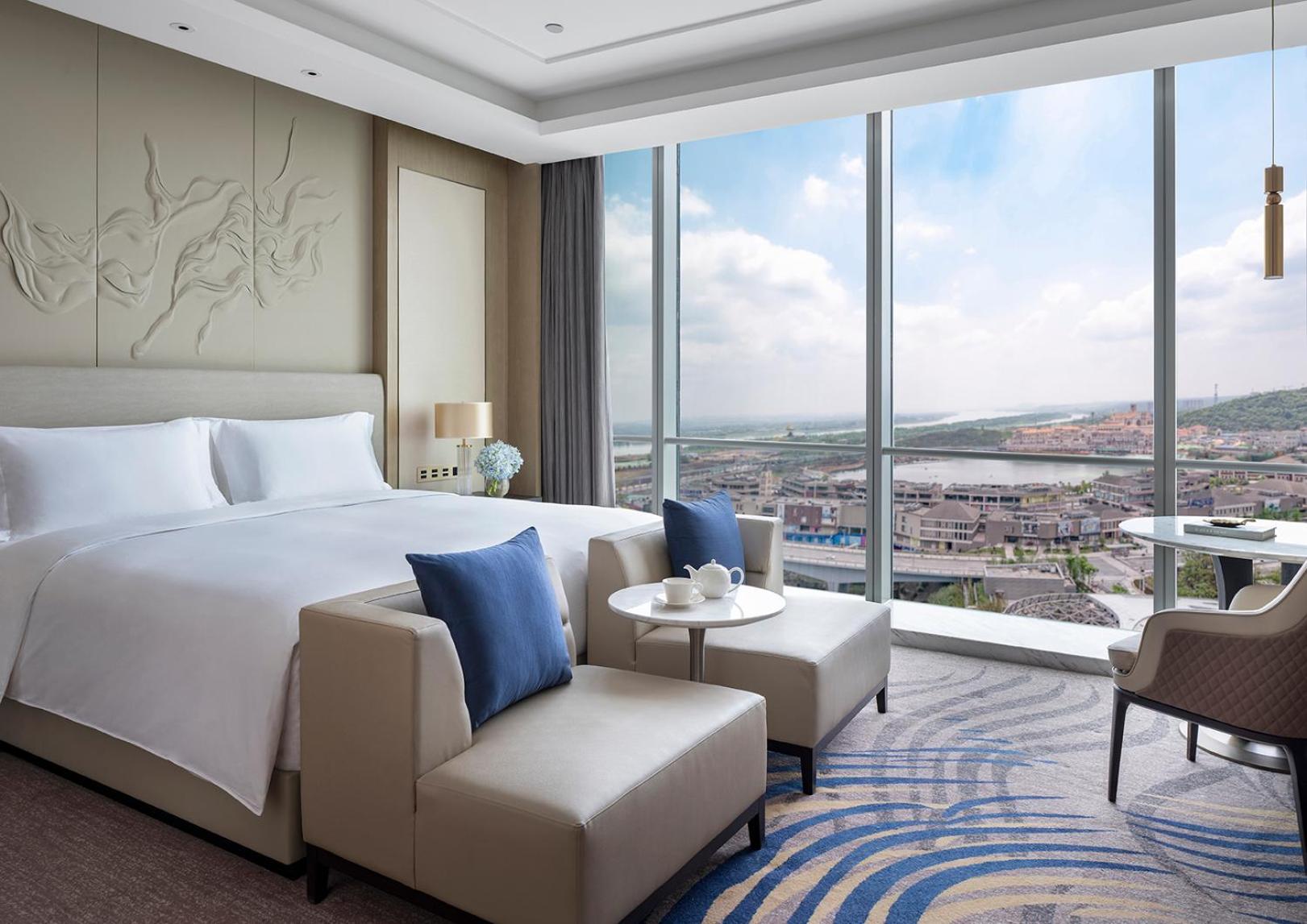 Deluxe King Room - Photo 2