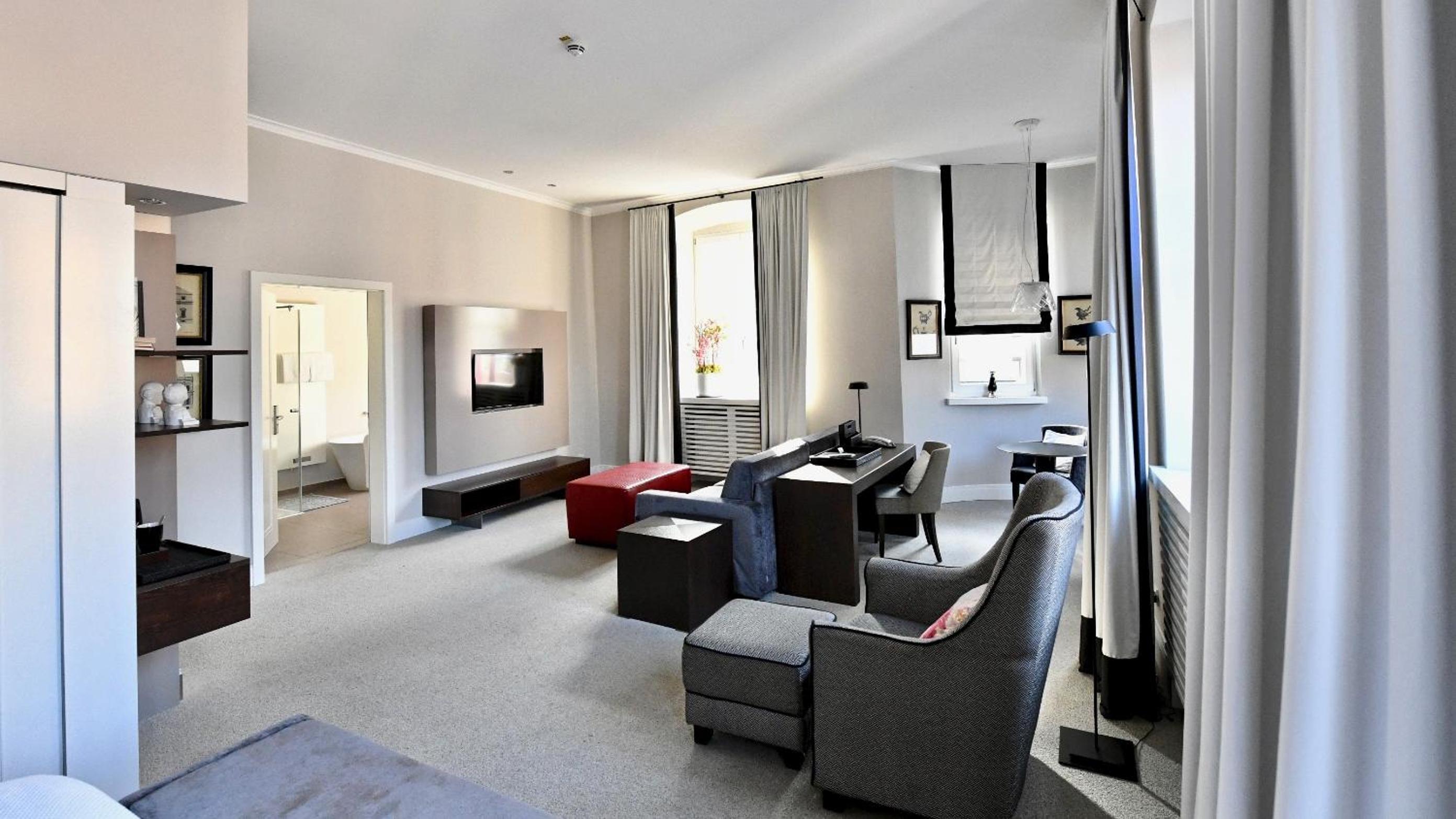 Suite - Photo 3