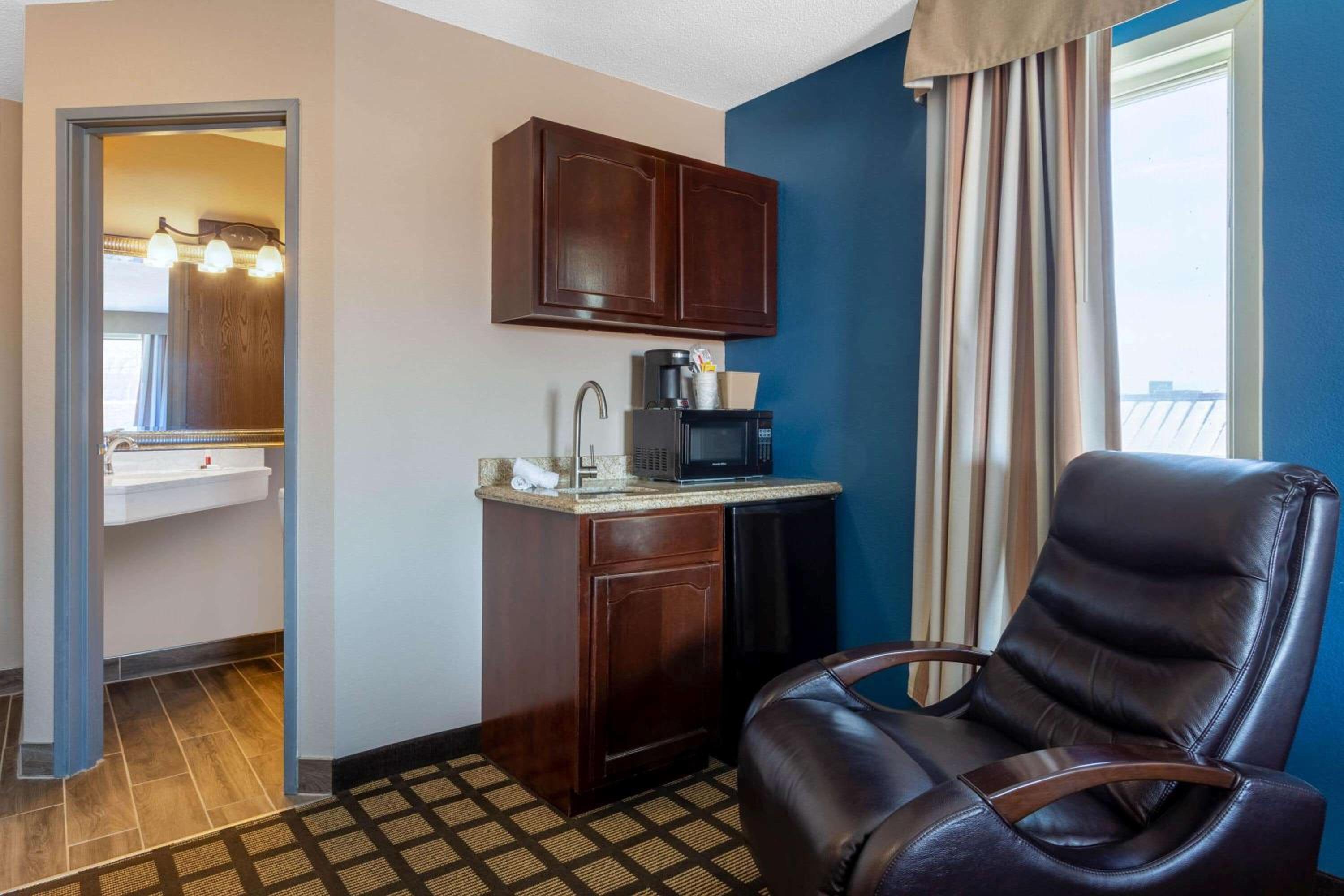 Deluxe Studio Suite with Two Queen Beds - Non-Smoking - Photo 2