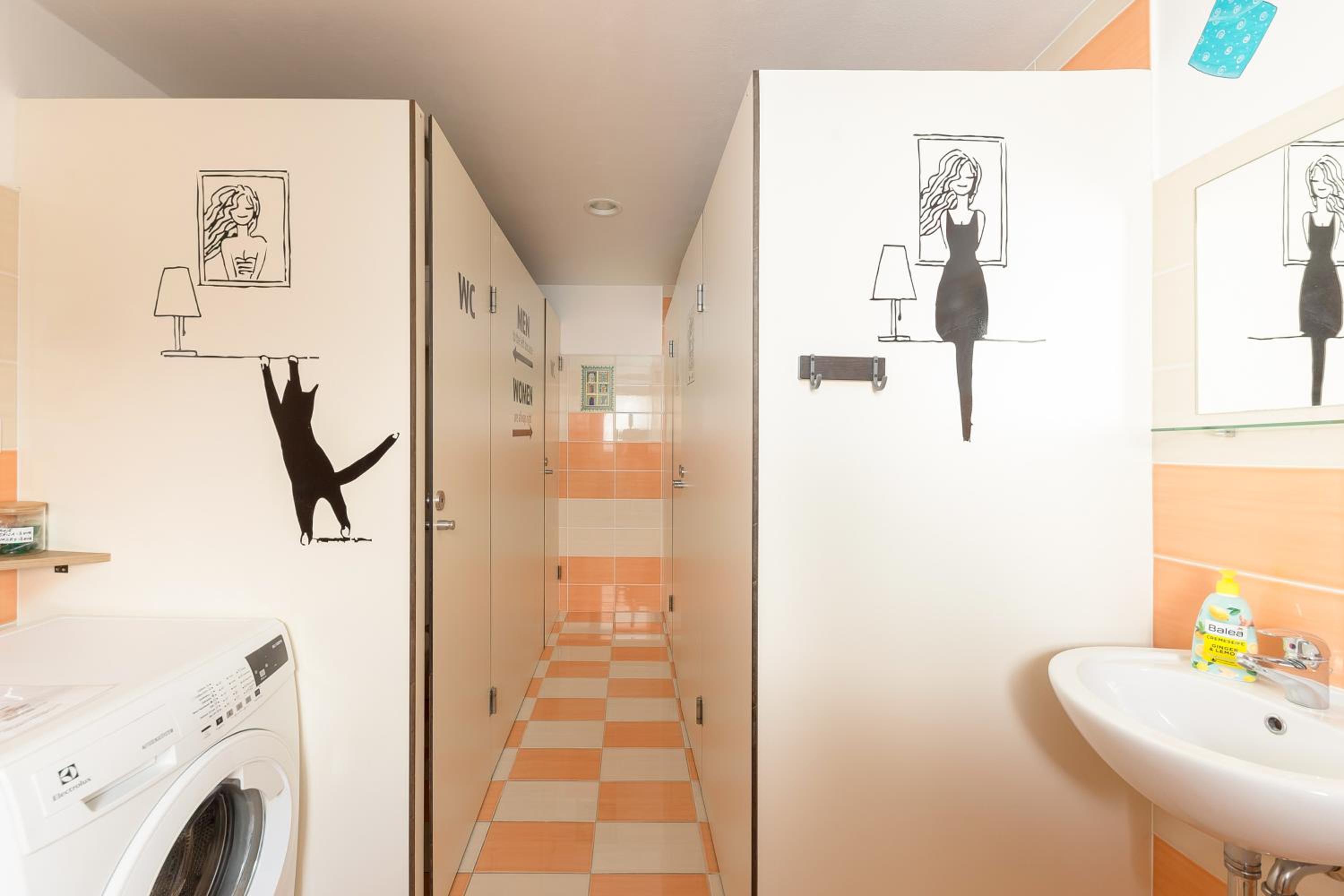 Quadruple Room with Shared Bathroom and Balcony photo 2