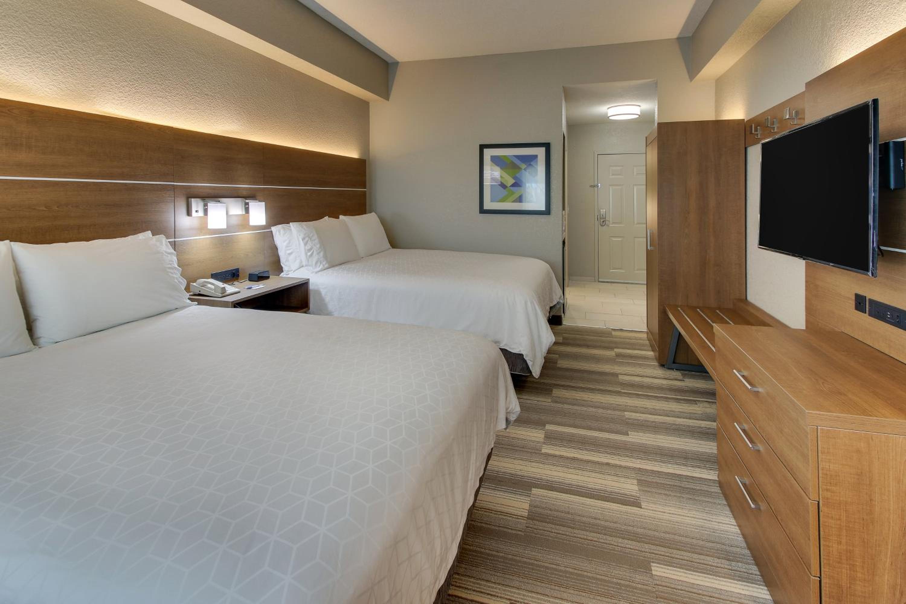 Standard Queen Room with Two Queen Beds - Photo 4