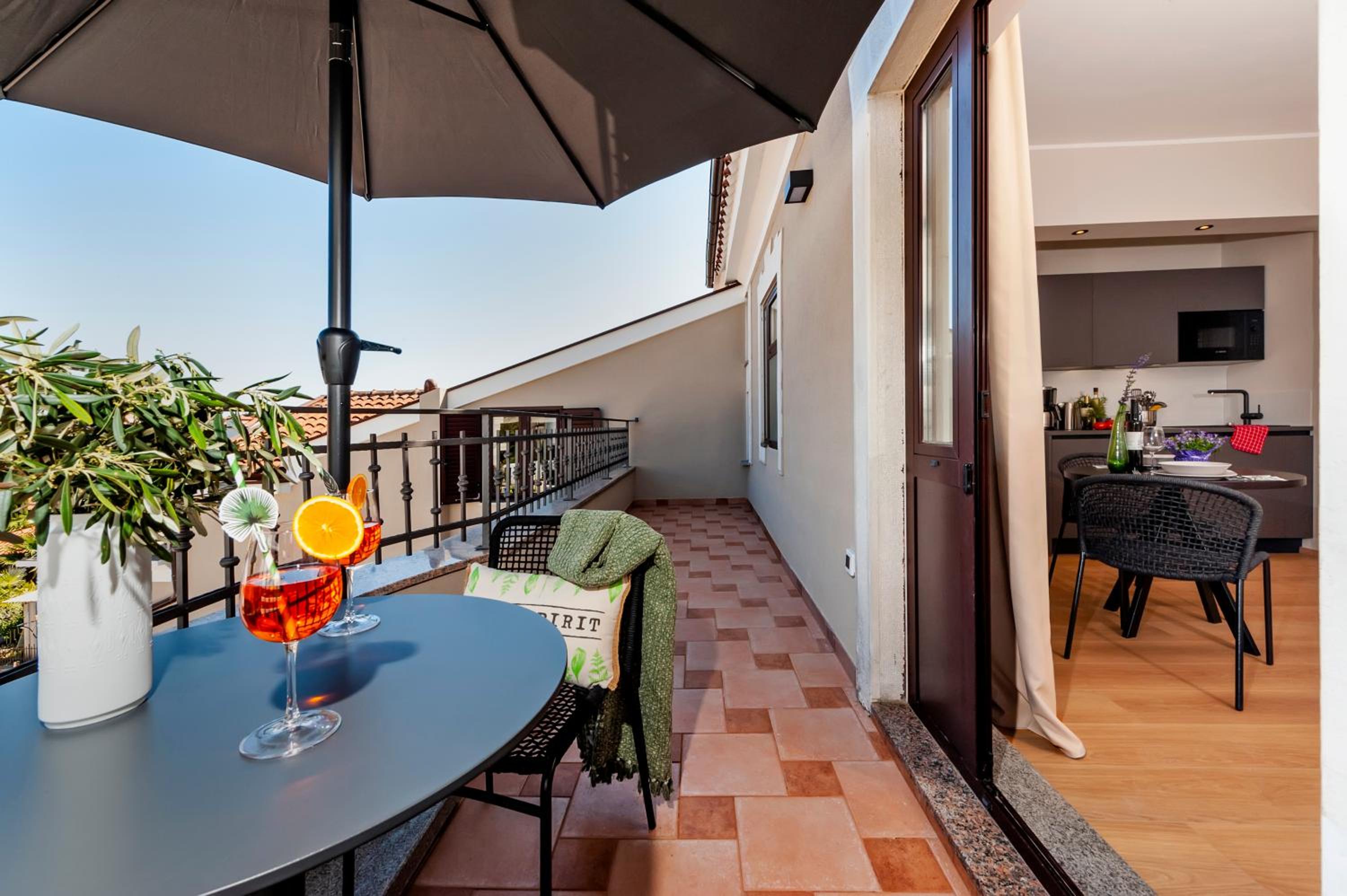 Studio with Balcony - Photo 20