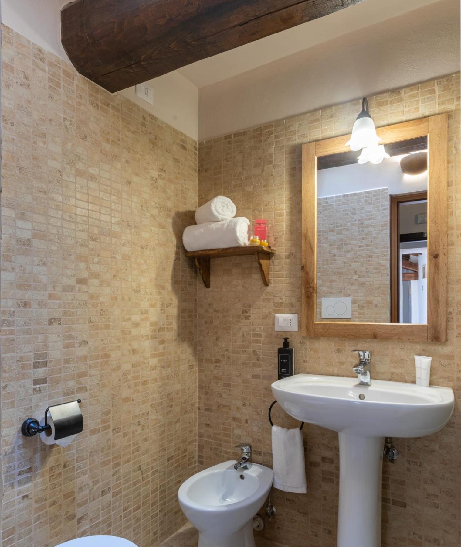 Double Room - Photo 9