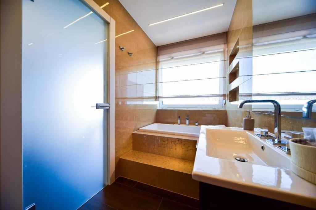 Double Room - Photo 16