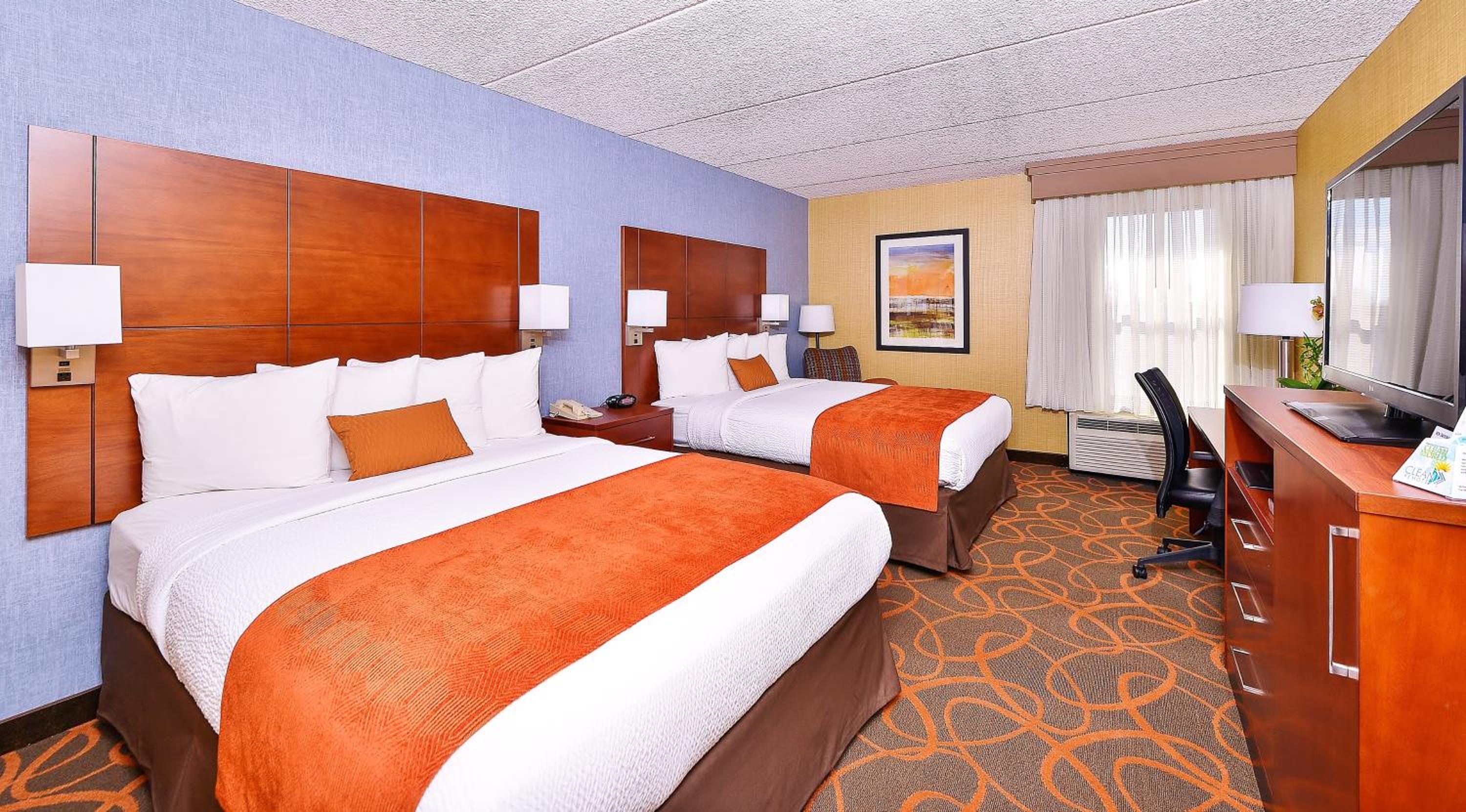 Queen Room with Two Queen Beds - Non-Smoking - Photo 8