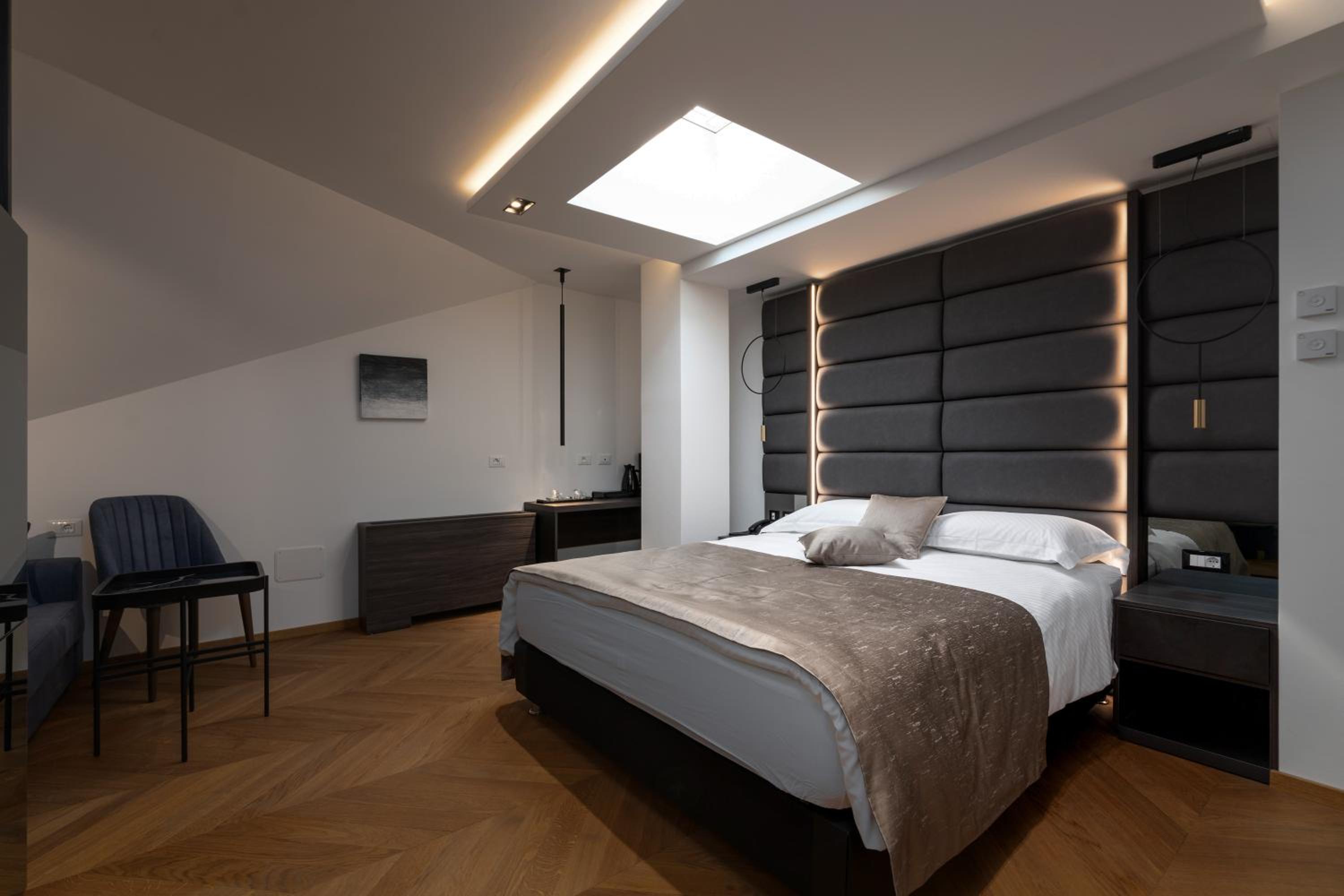 Deluxe Double Room with Extra Bed - Attic with Roof Window photo 3